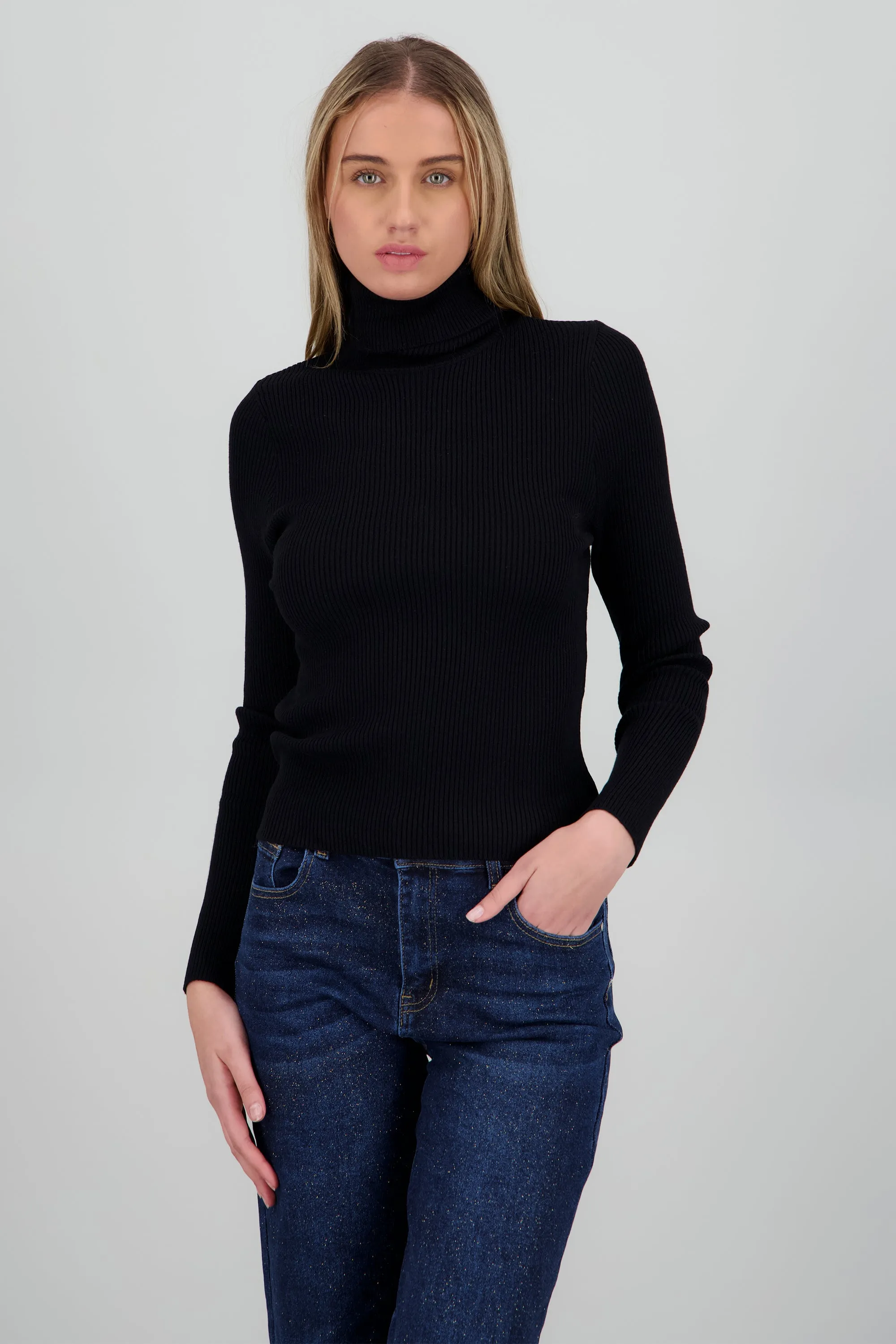 Sueter acanalado con cuello alto sold by Shasa