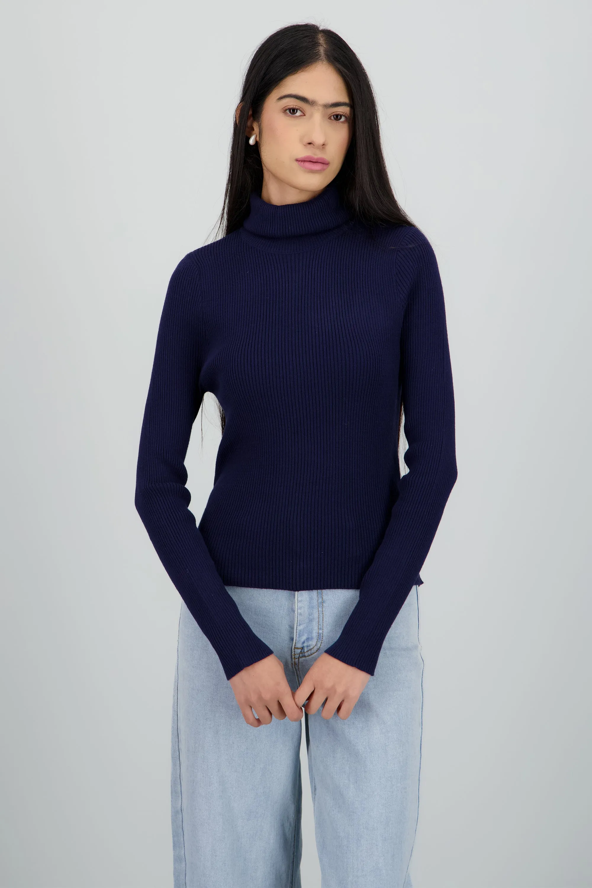 Sueter acanalado con cuello alto sold by Shasa