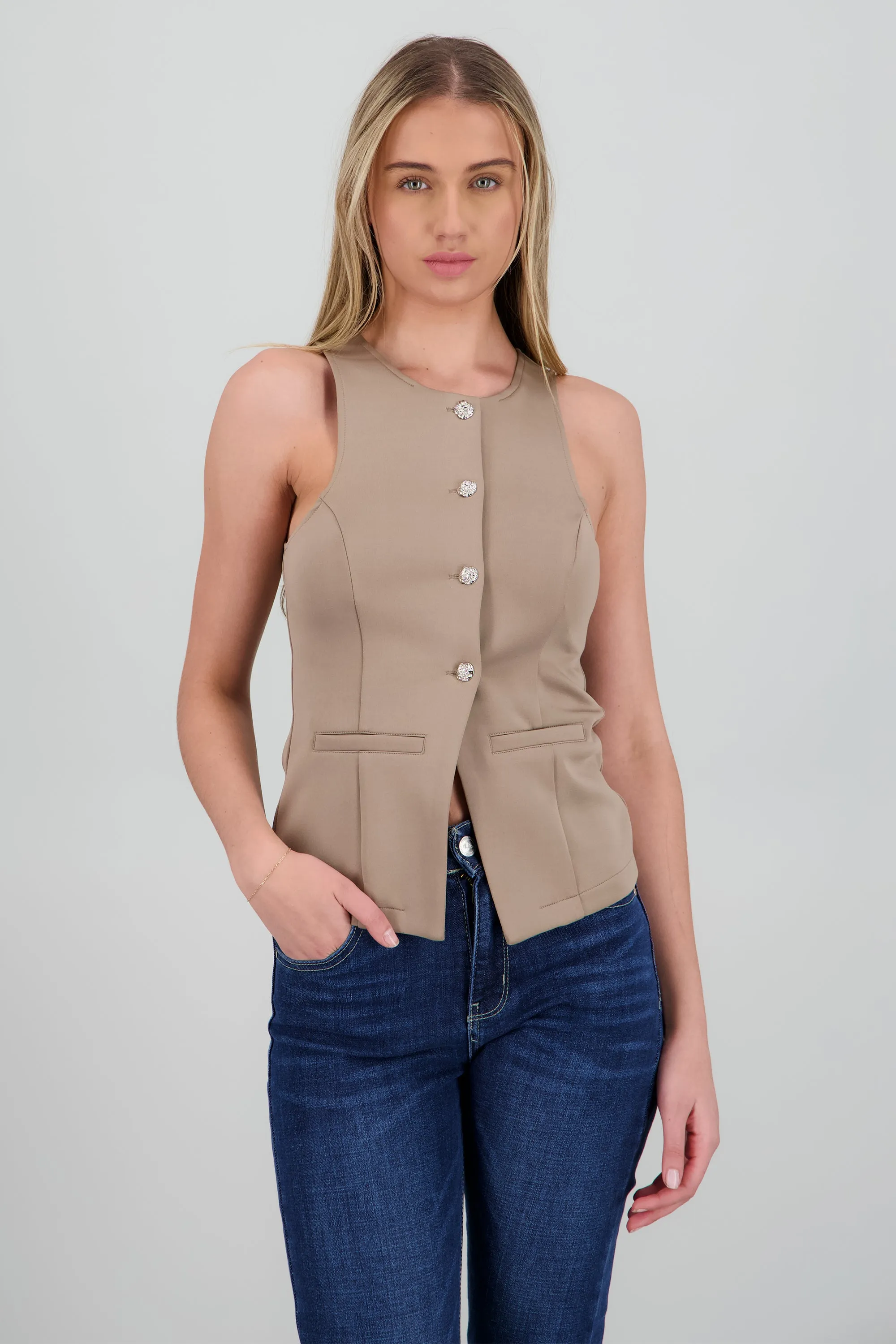 Chaleco detalle botones flor sold by Shasa