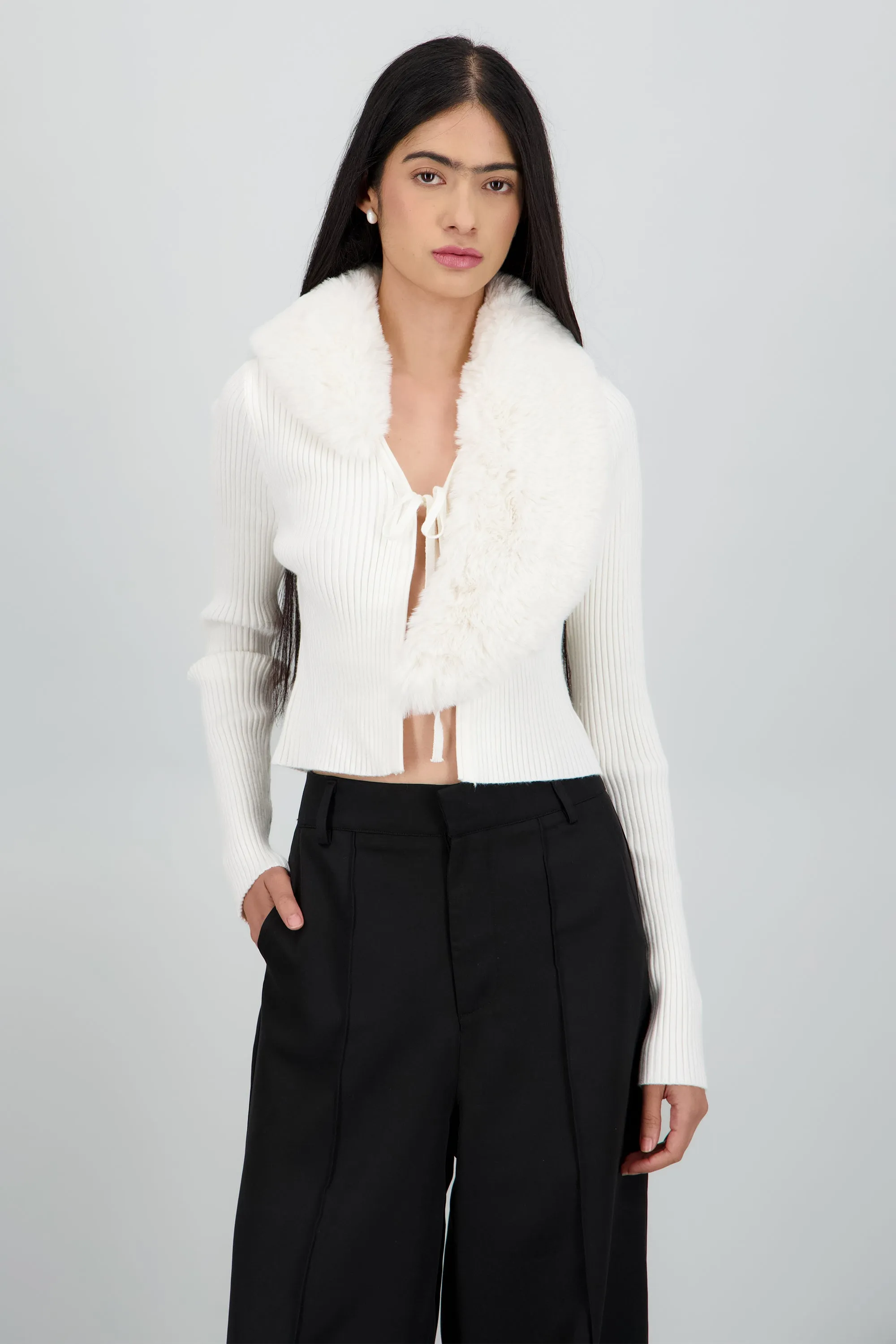 Cardigan detalle pelo cuello sold by Shasa