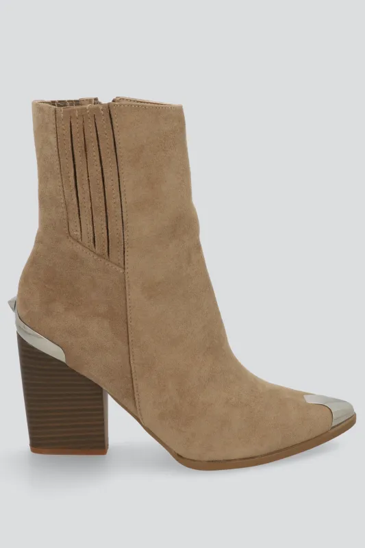 Botin vaquero detalles metálicos sold by Shasa