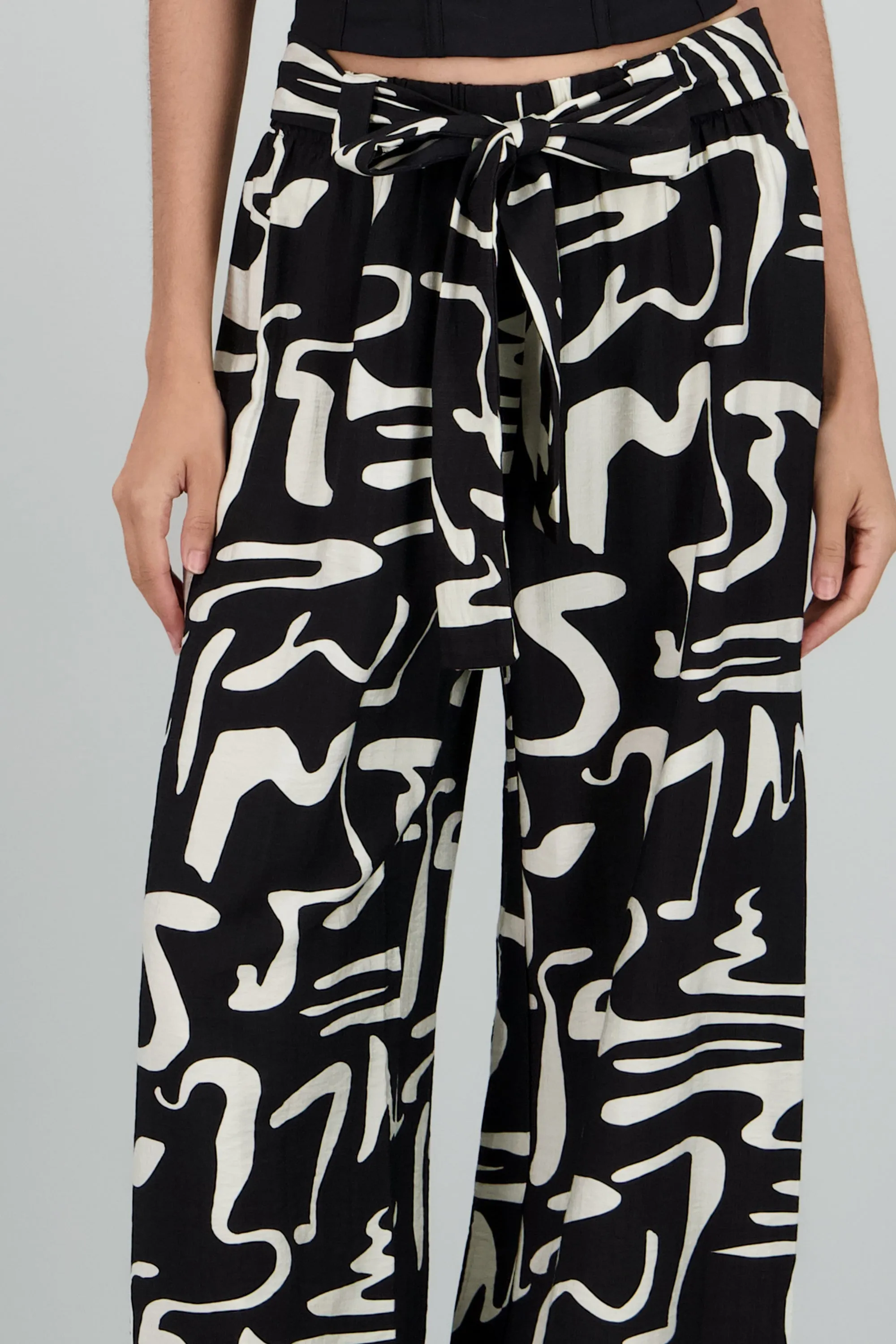 Pantalon fluido estampado geometrico detalle lazo sold by Shasa product image thumbnail 5