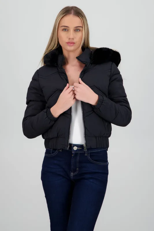 Chamarra puffer con peluche en gorro sold by Shasa