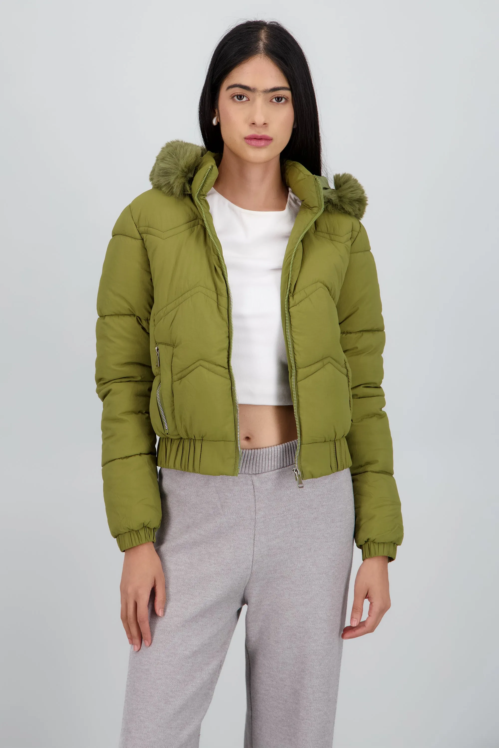 Chamarra puffer con peluche en gorro sold by Shasa