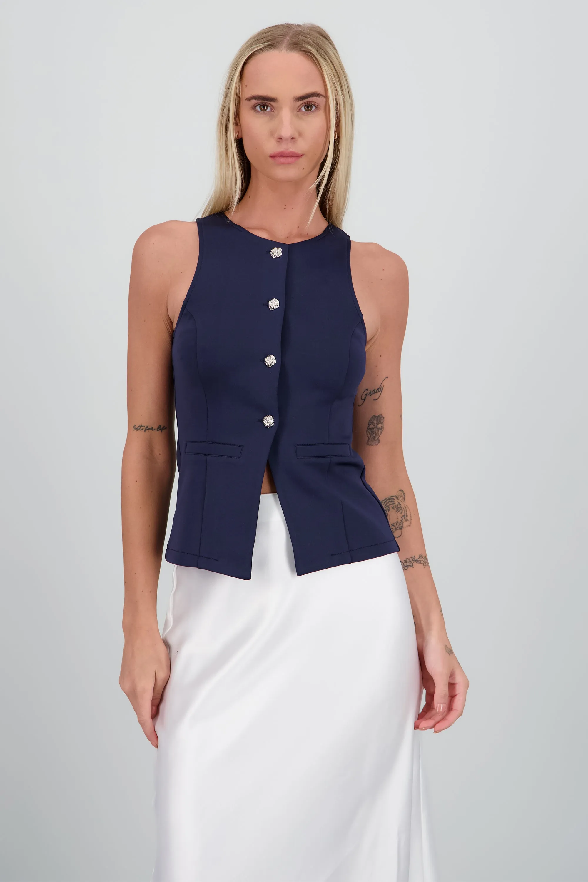 Chaleco detalle botones flor sold by Shasa