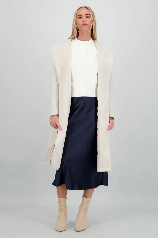 Abrigo solpa ancha con cinturon sold by Shasa