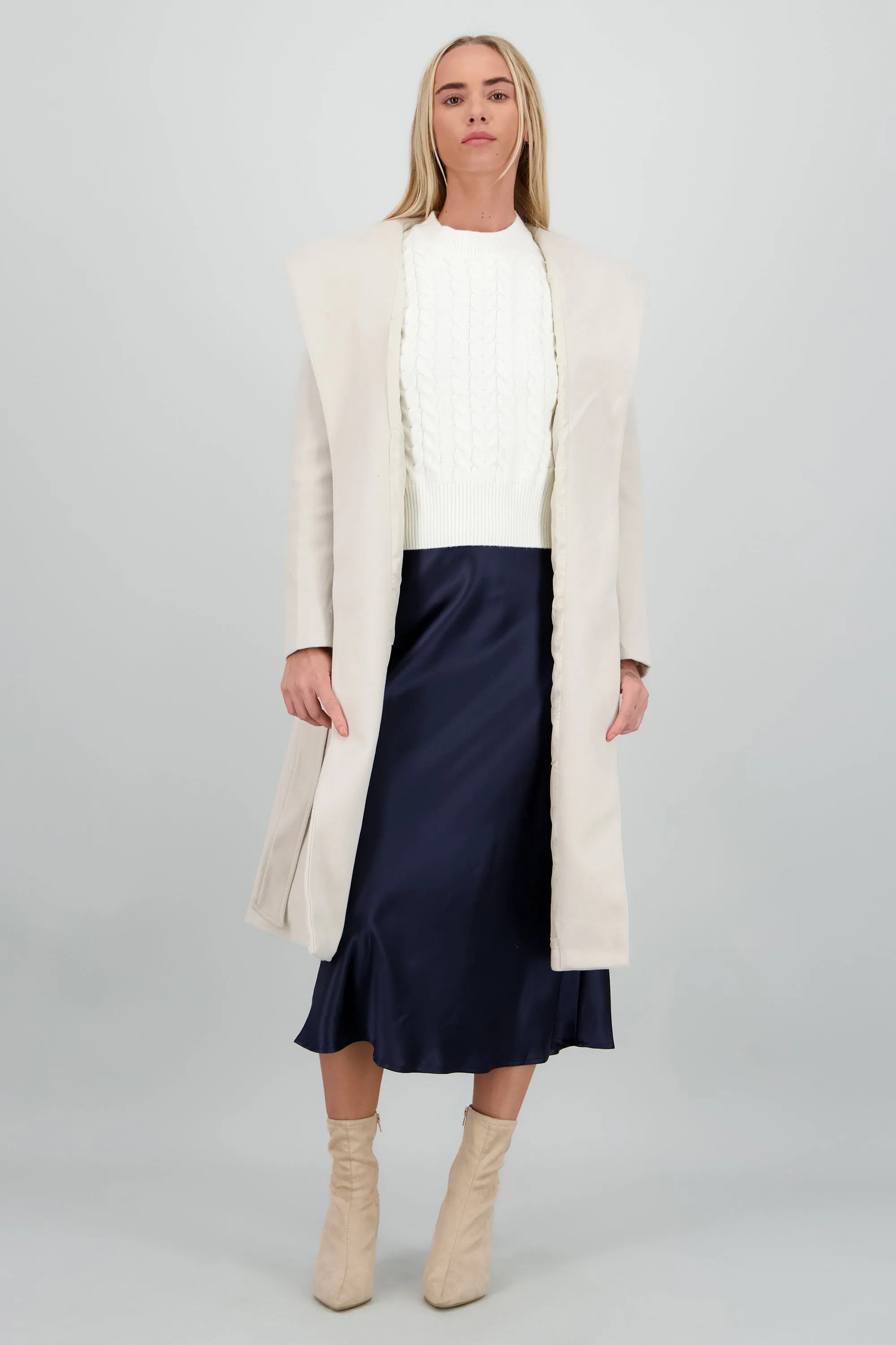 Abrigo solpa ancha con cinturon sold by Shasa