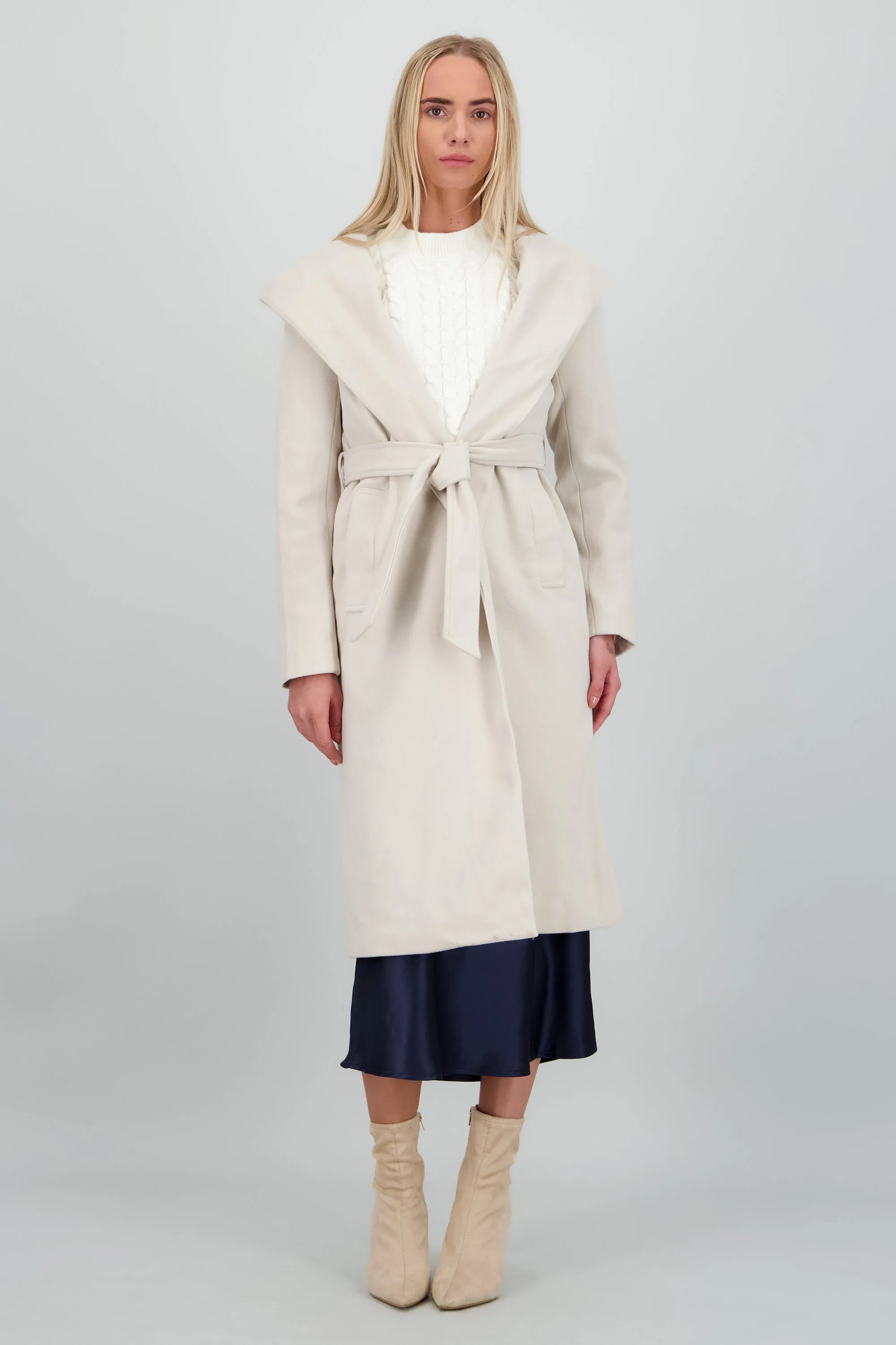 Abrigo solpa ancha con cinturon sold by Shasa product image thumbnail 2