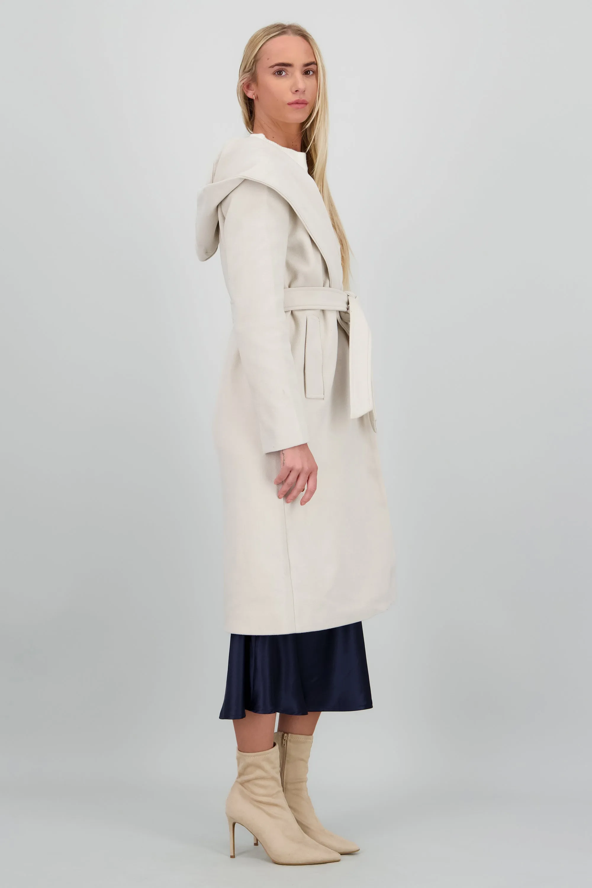 Abrigo solpa ancha con cinturon sold by Shasa product image thumbnail 3