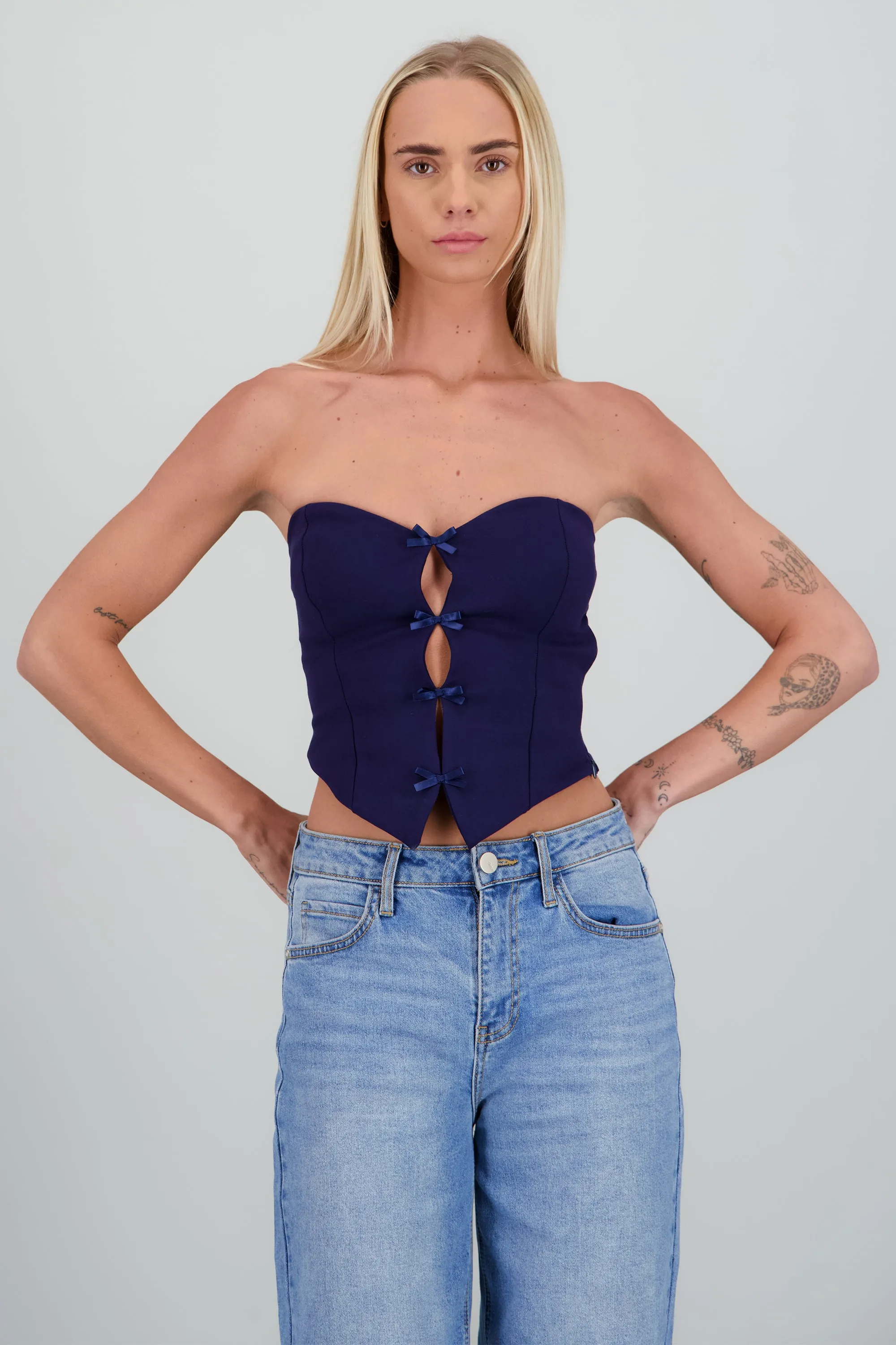 Top strapless detalle moños sold by Shasa