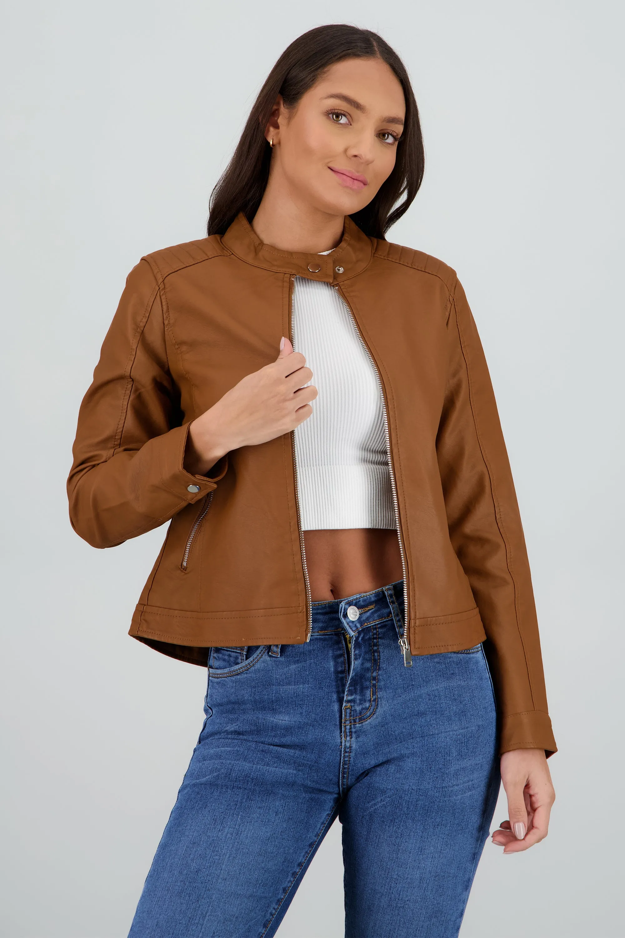 Chamarra corta efecto piel sold by Shasa