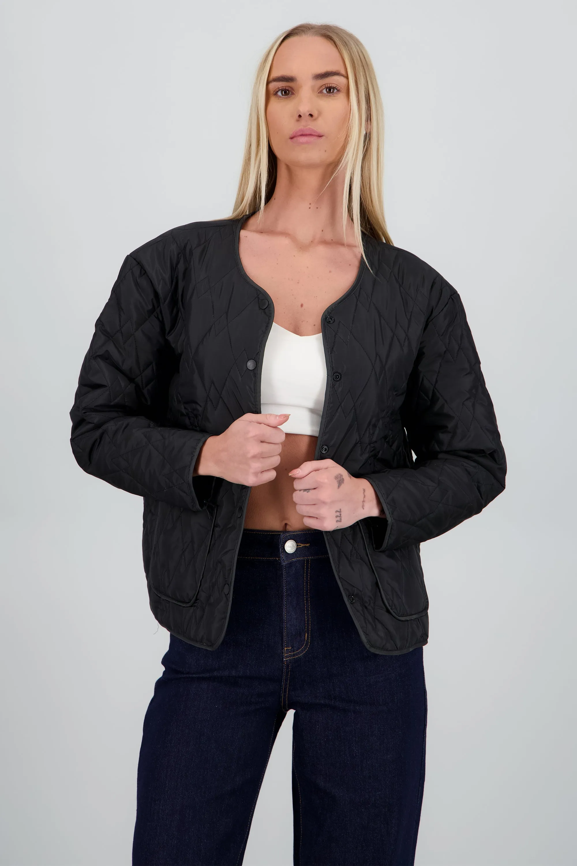 Chamarra lisa ligera capitonada sold by Shasa