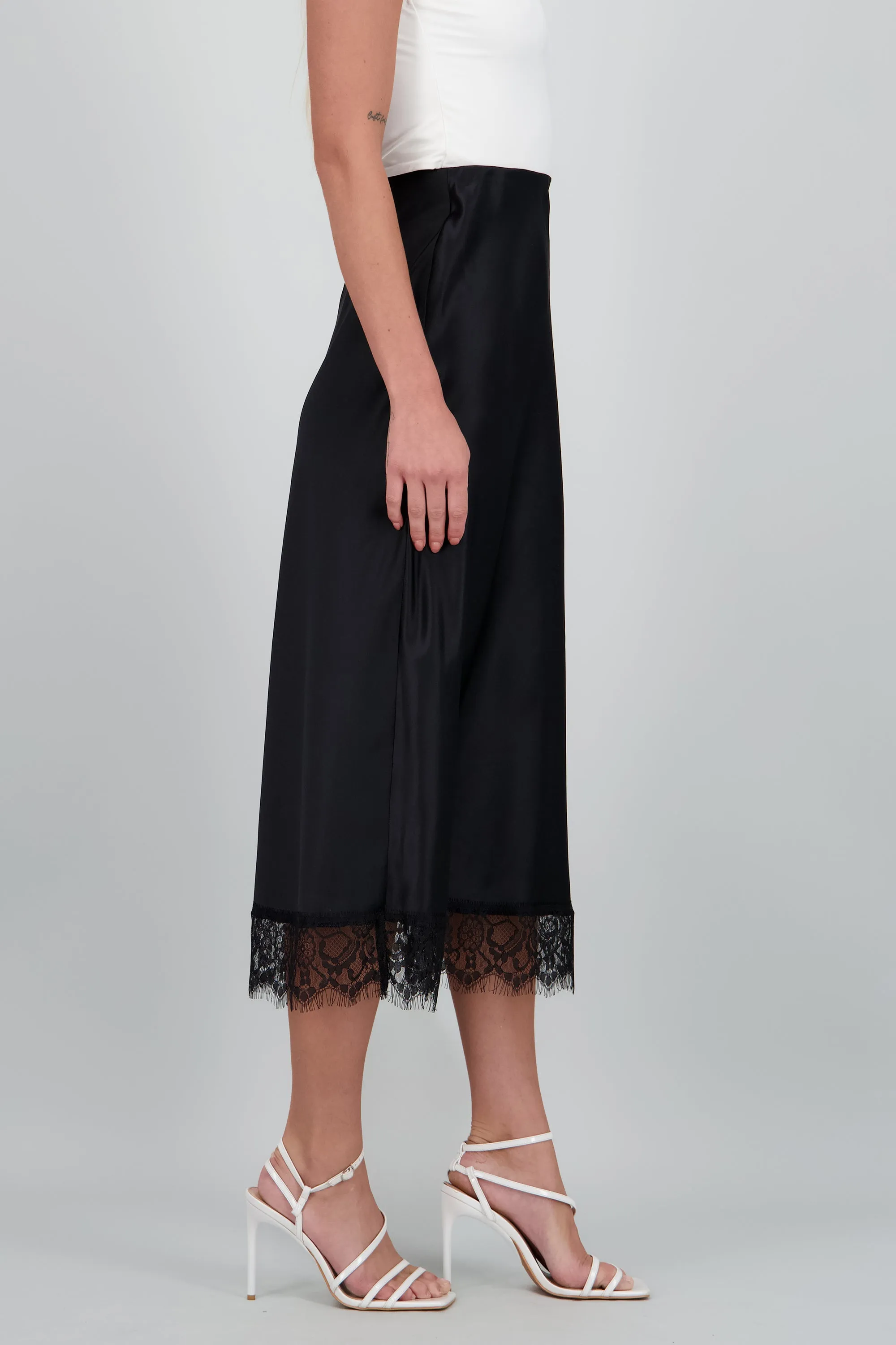 Falda satin midi detalle encaje sold by Shasa product image thumbnail 3