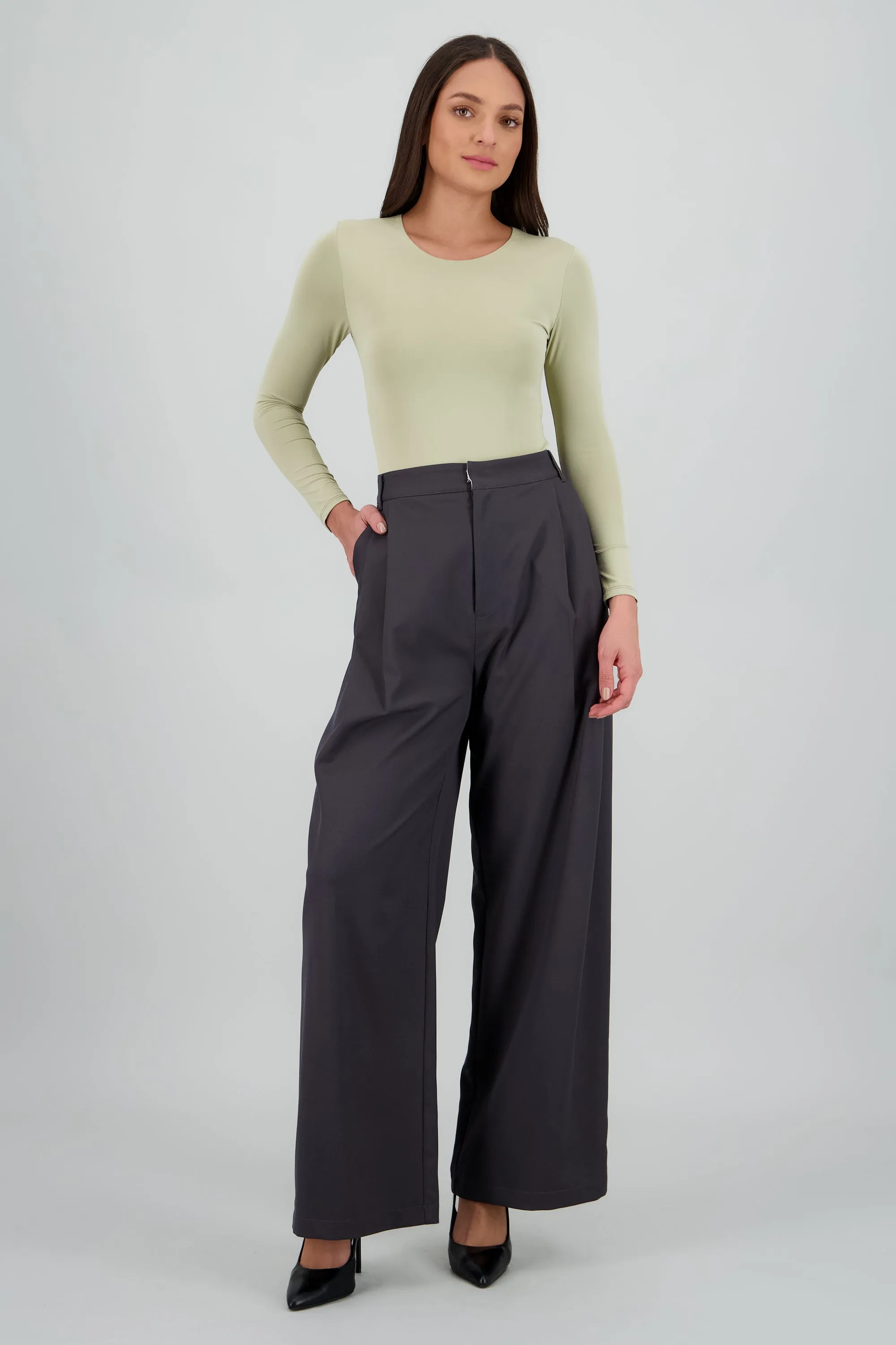 Pantalon sastreado doble pinza sold by Shasa