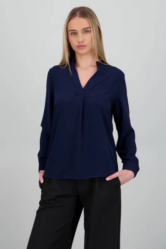 Camisa ligera con bolsa cargo escote V sold by Shasa