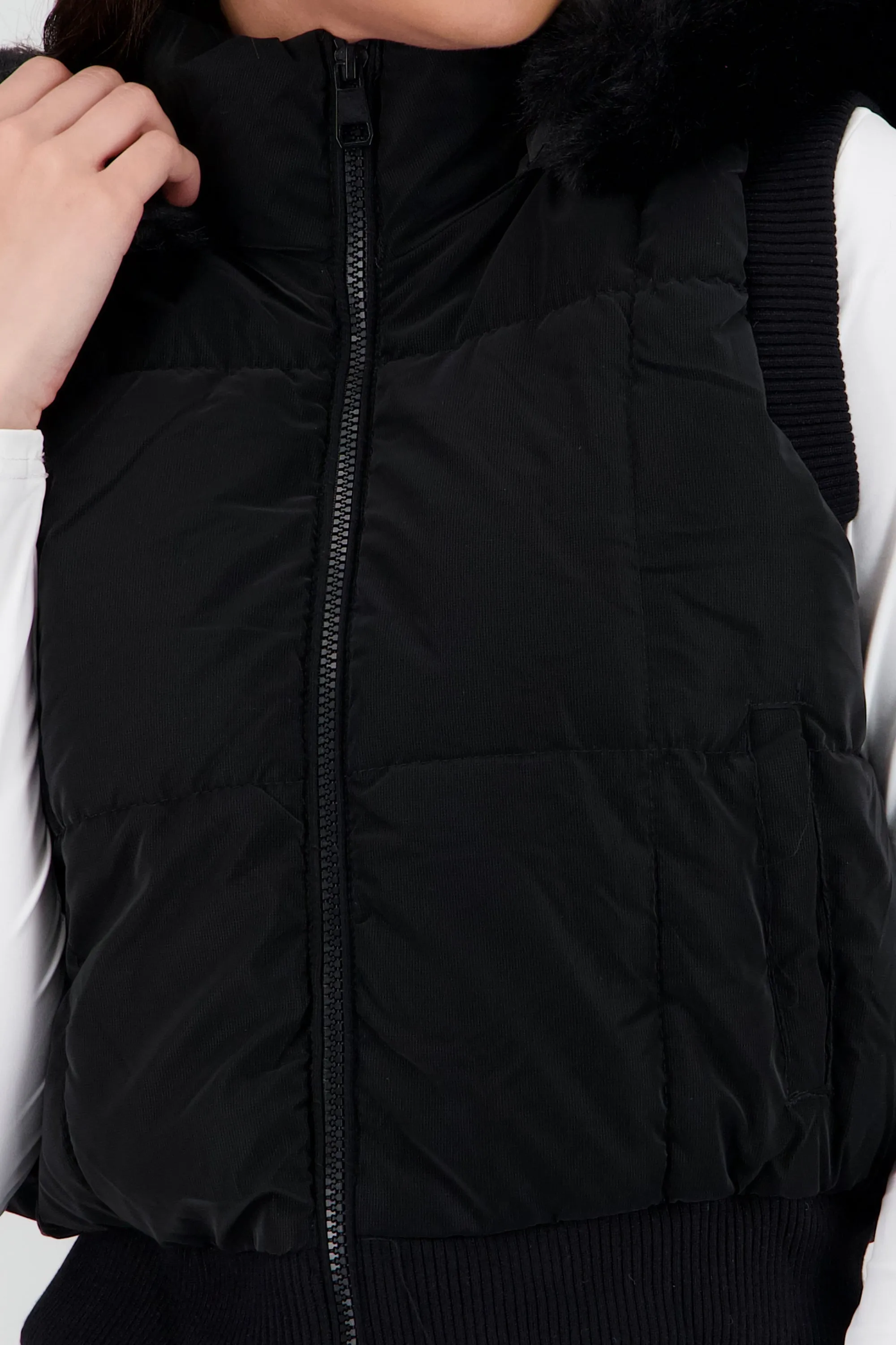 Chaleco capitonado detalle pelo corto sold by Shasa product image thumbnail 5