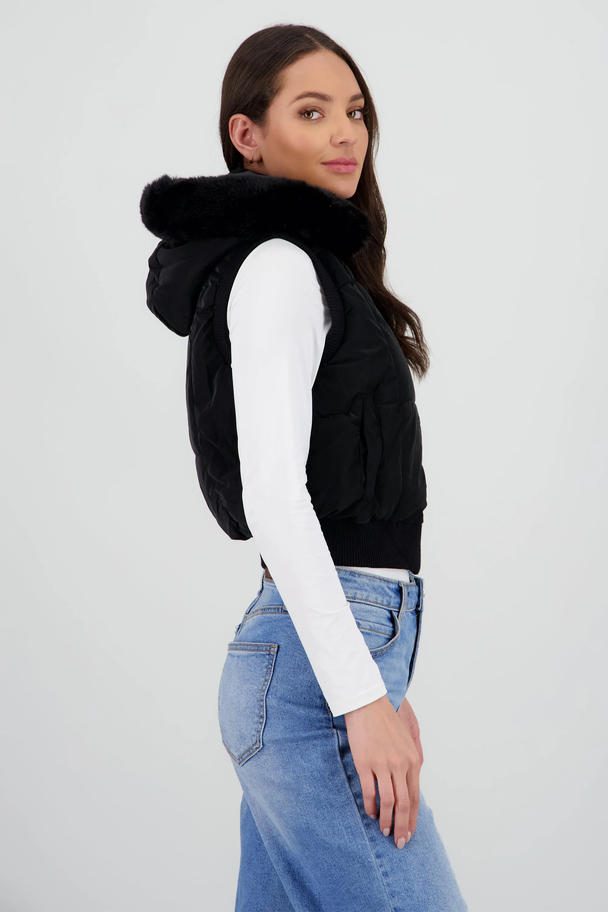 Chaleco capitonado detalle pelo corto sold by Shasa product image thumbnail 3