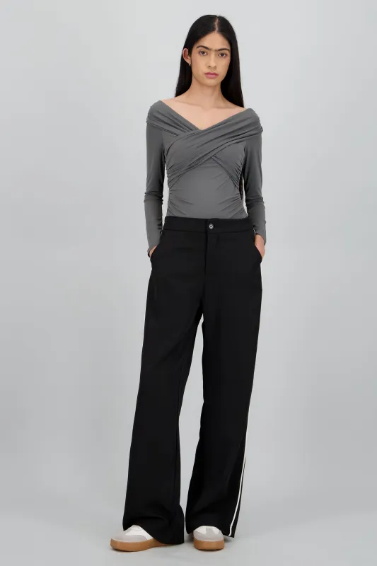 Pantalon recto detalle rayas costado sold by Shasa