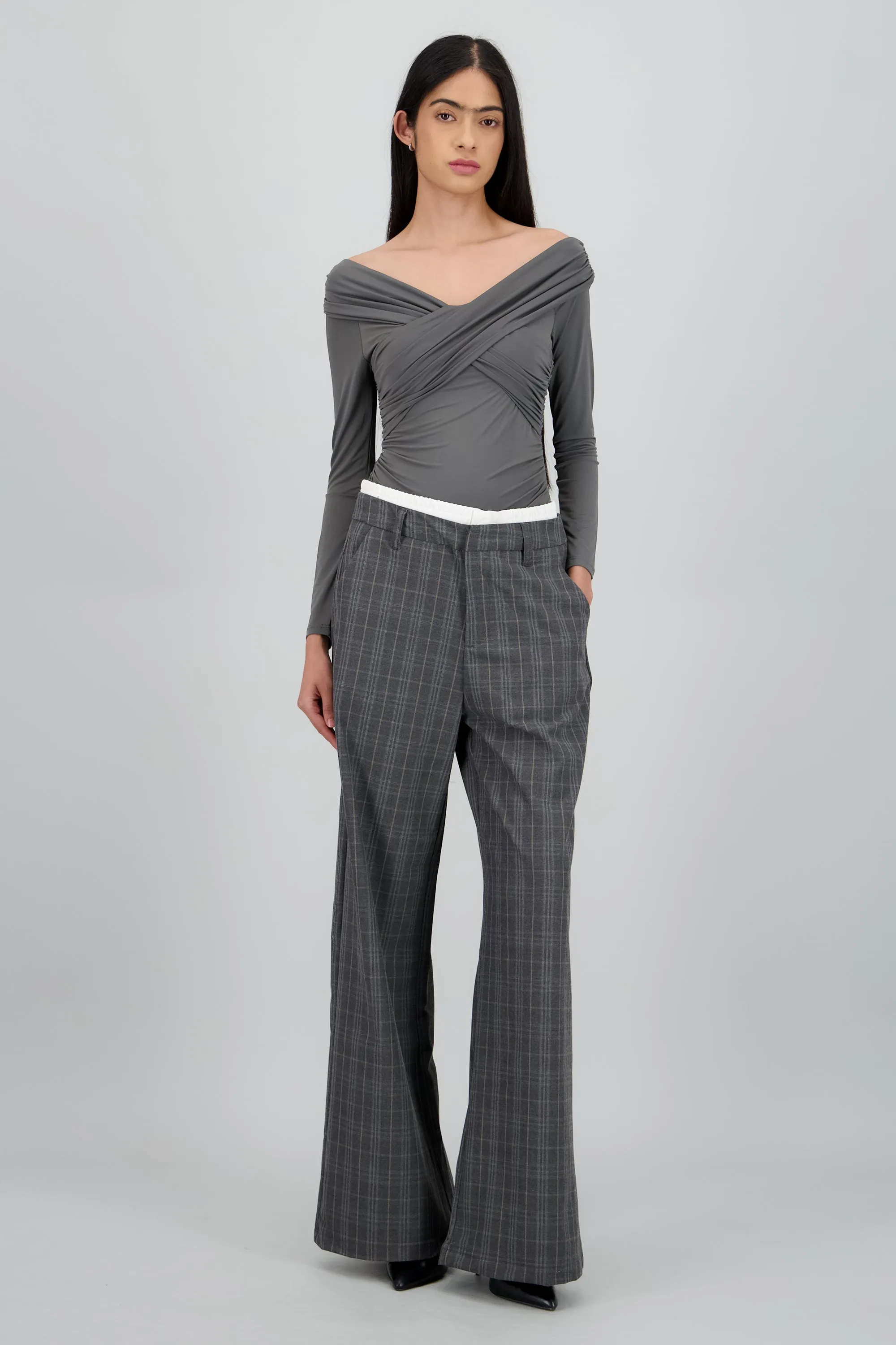 Pantalon recto de cuadros en contraste sold by Shasa