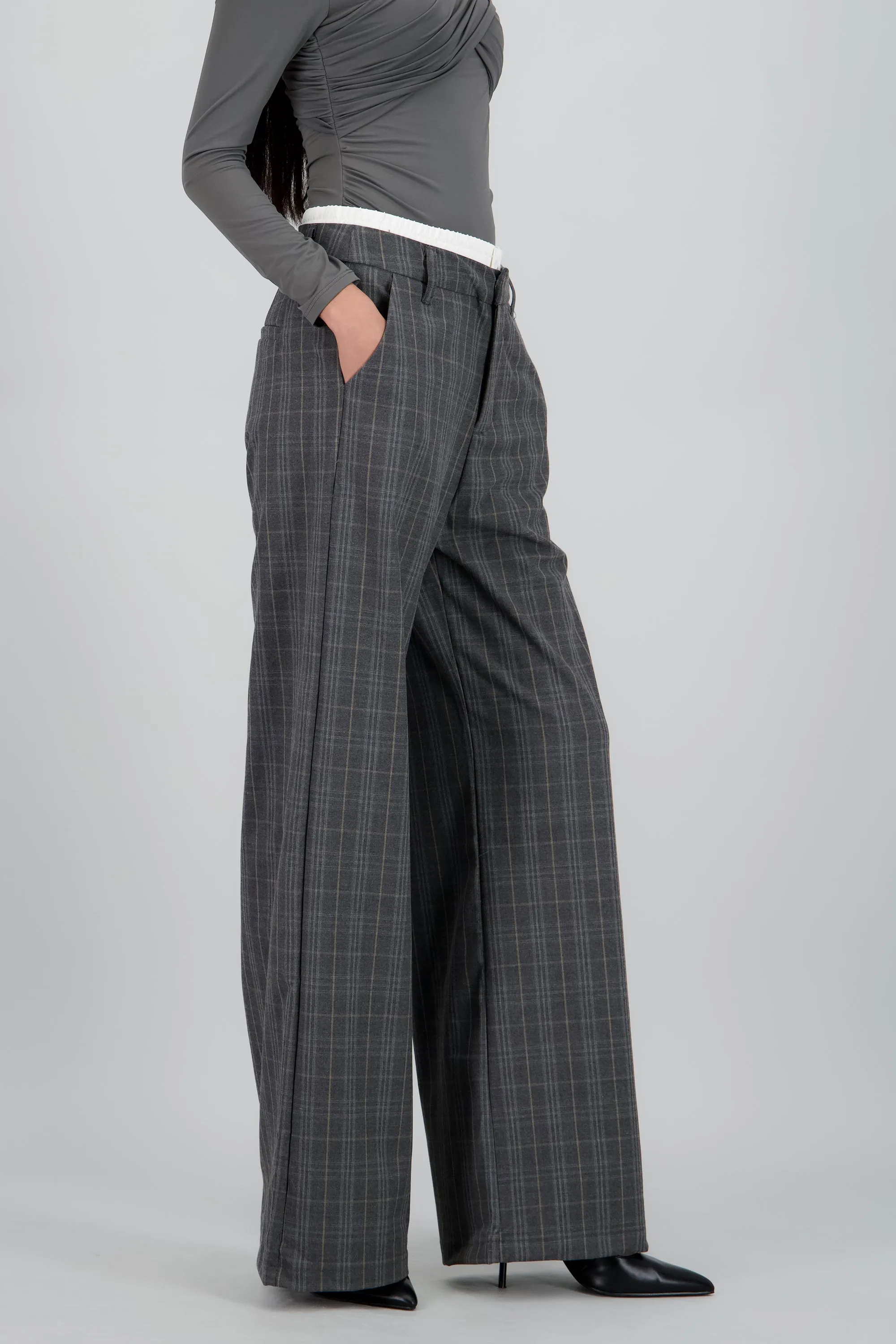 Pantalon recto de cuadros en contraste sold by Shasa product image thumbnail 3