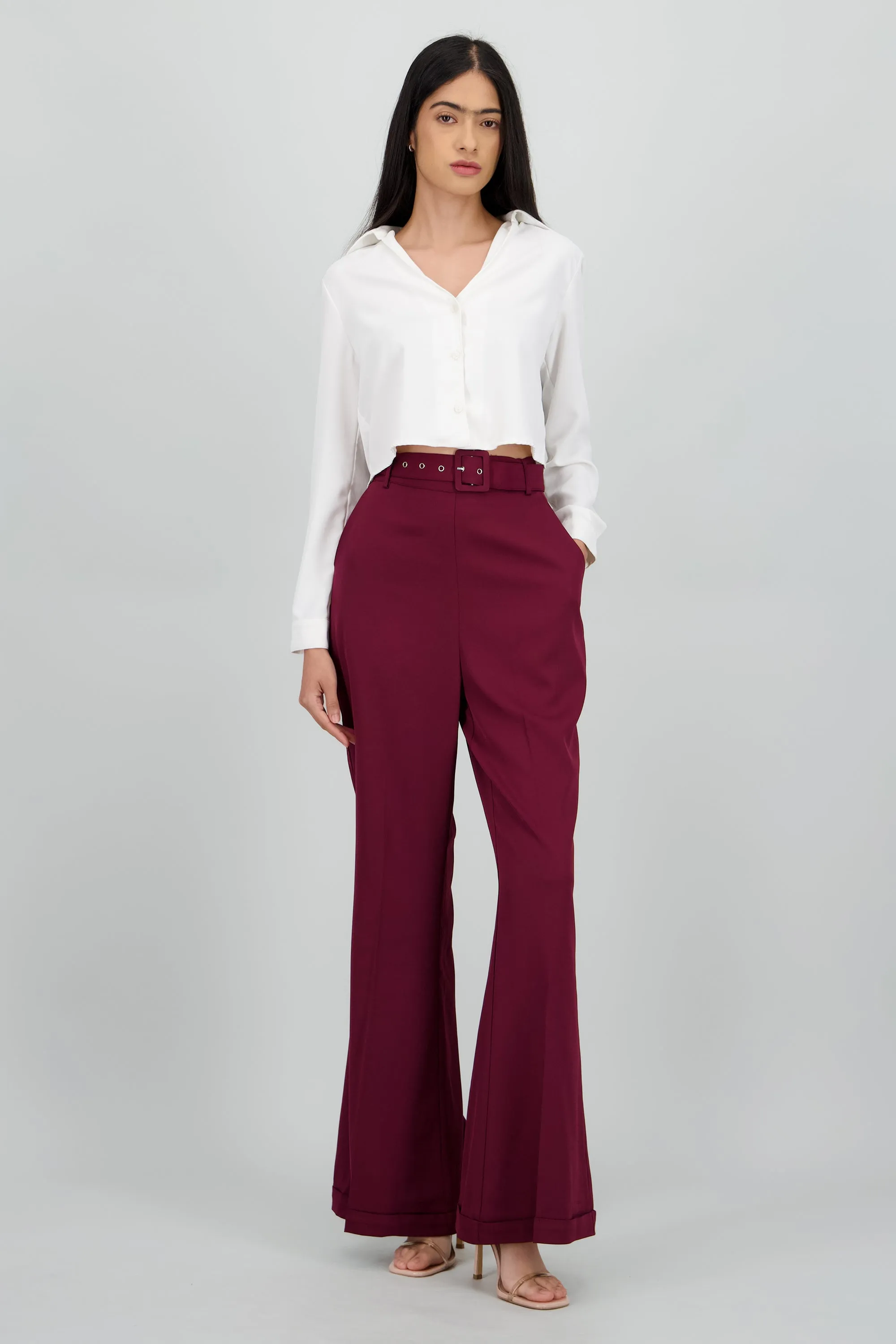 Pantalon flare detalle dobladillo sold by Shasa