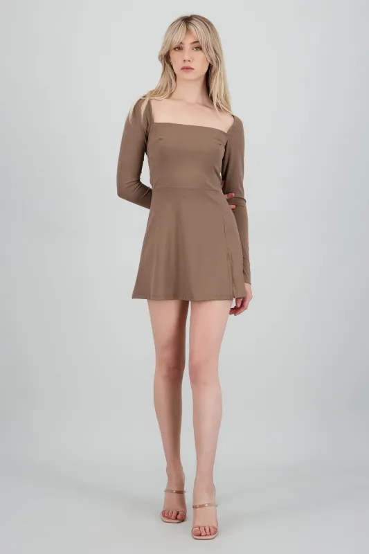 Vestido mini manga larga cuello cuadrado sold by Shasa