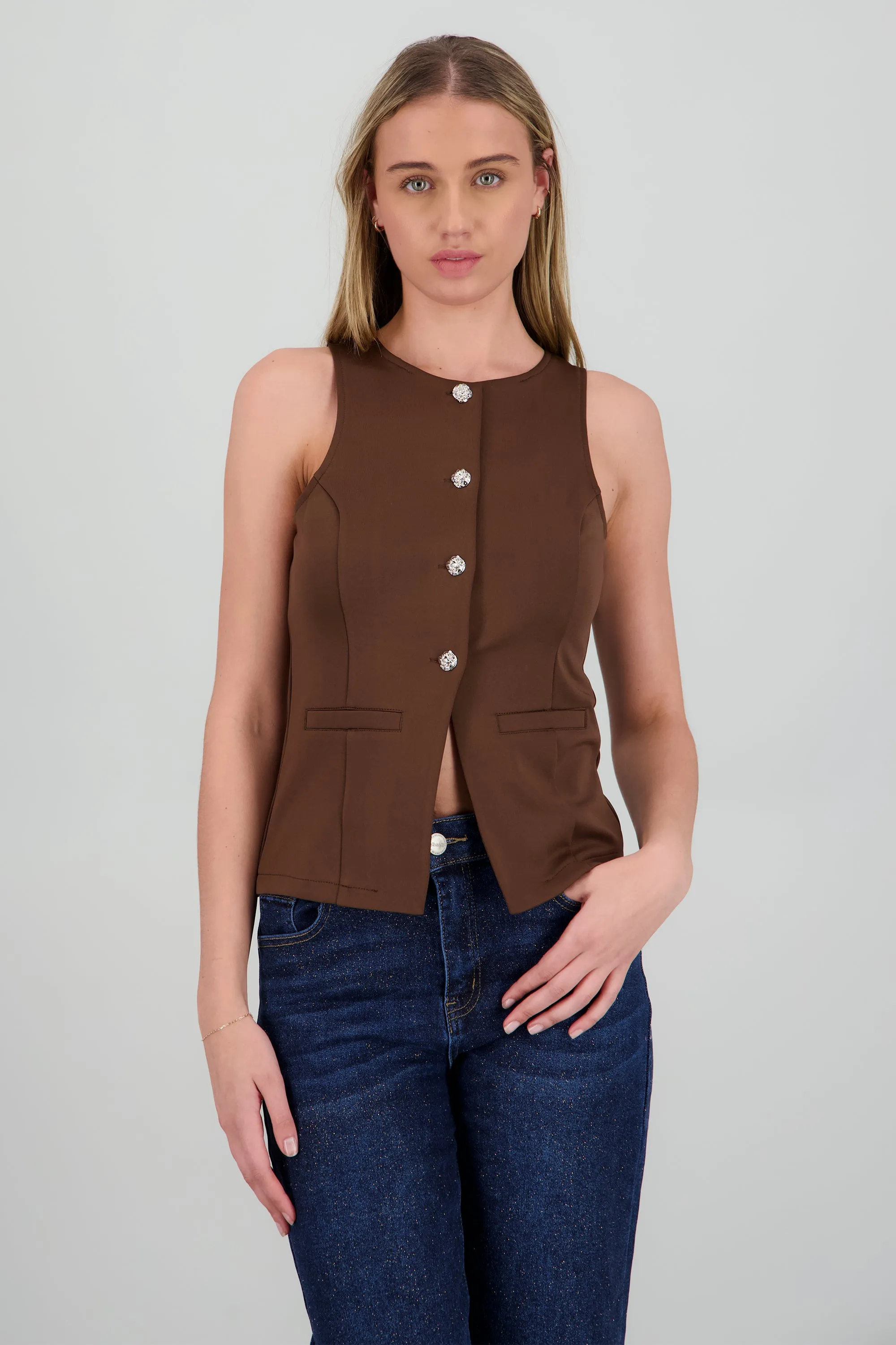 Chaleco detalle botones flor sold by Shasa