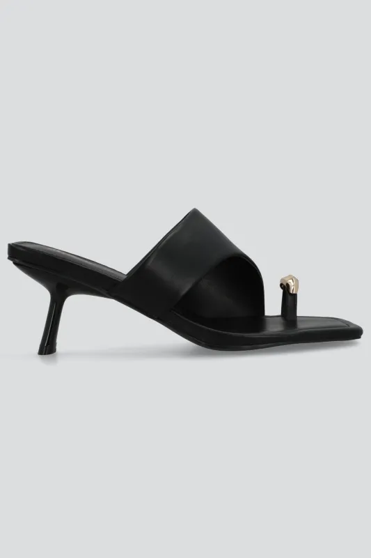 Tacon mula anillo dedo sold by Shasa