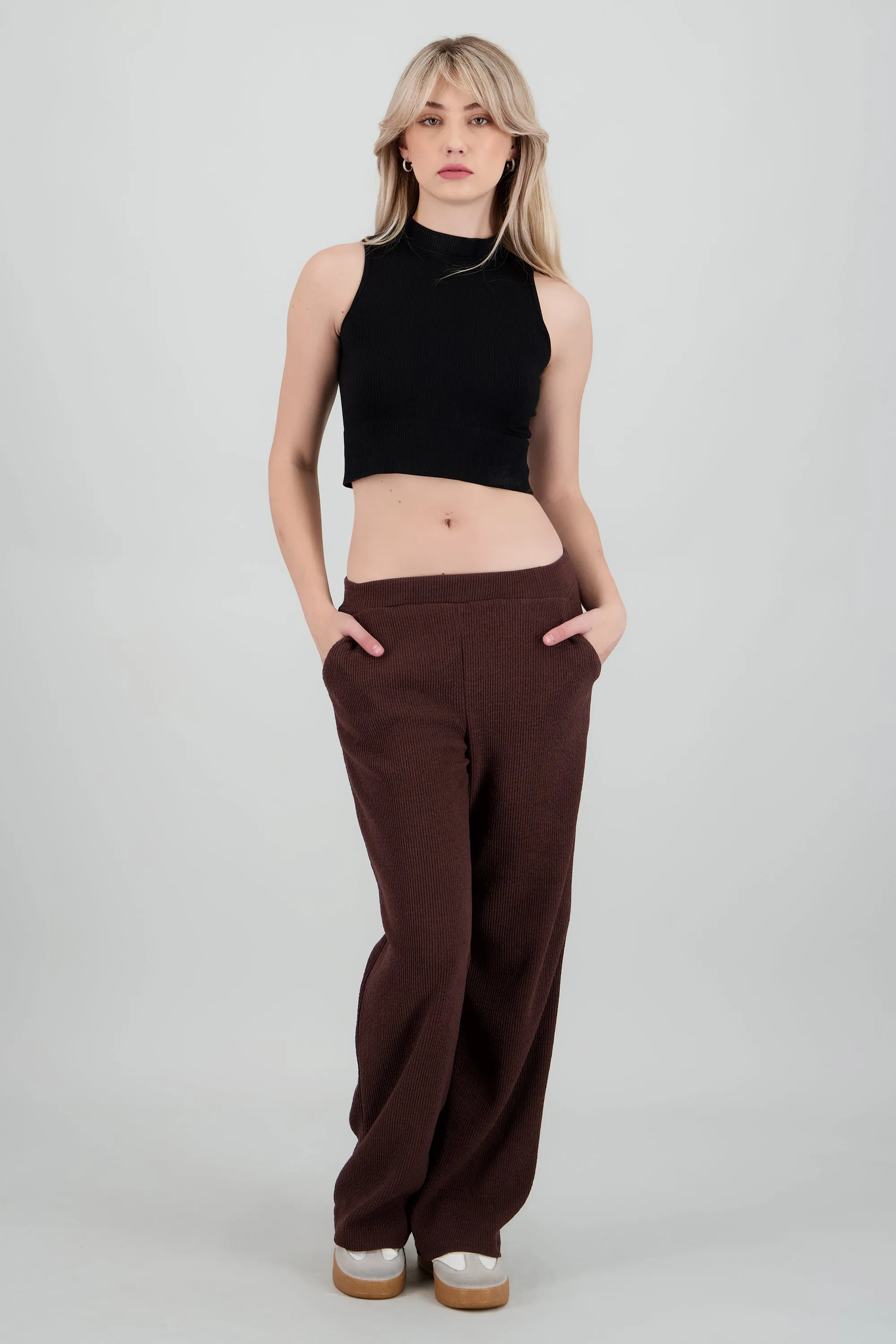 Pantalon amplio detalle textura sold by Shasa