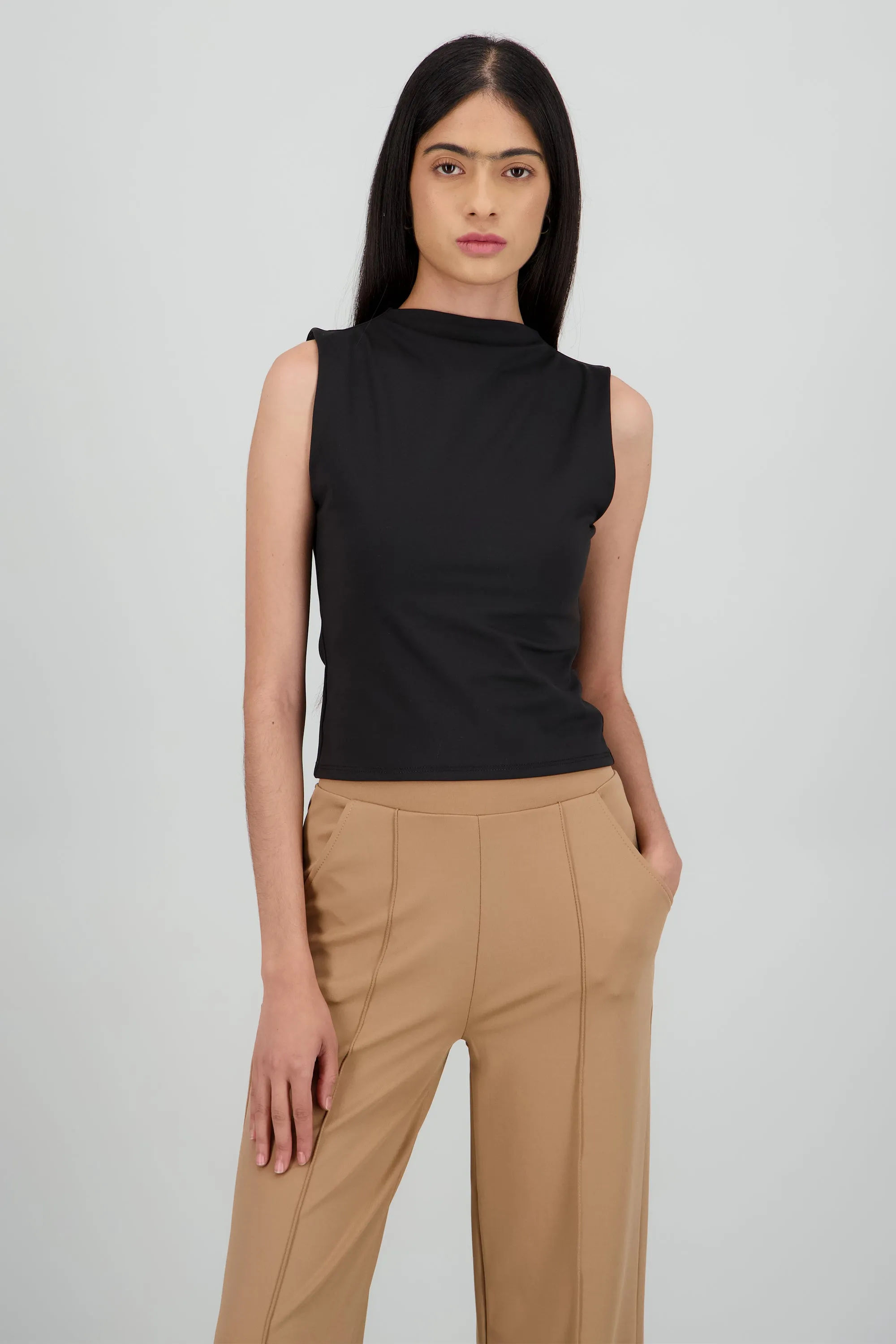 Top sin mangas detalle cuello sold by Shasa