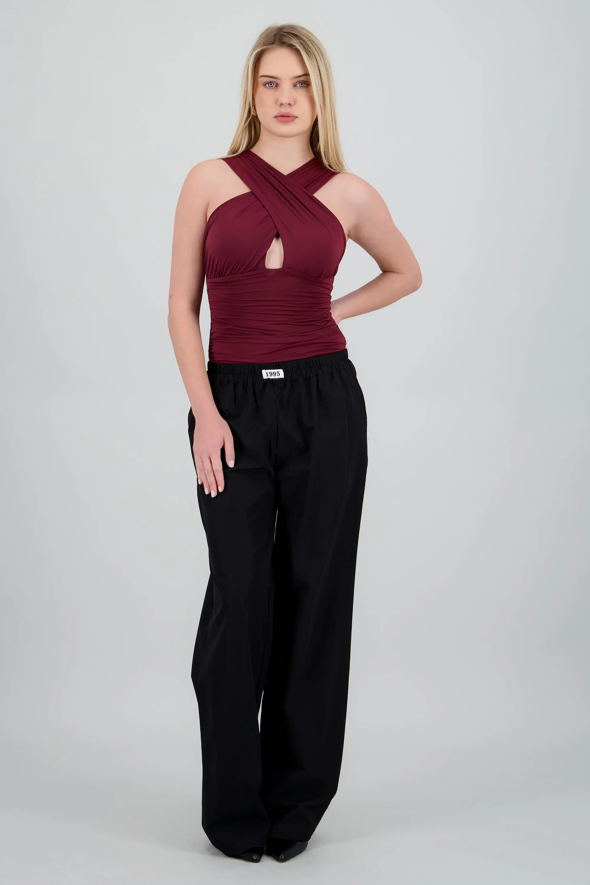 Pantalon liso recto detalle pretina sold by Shasa