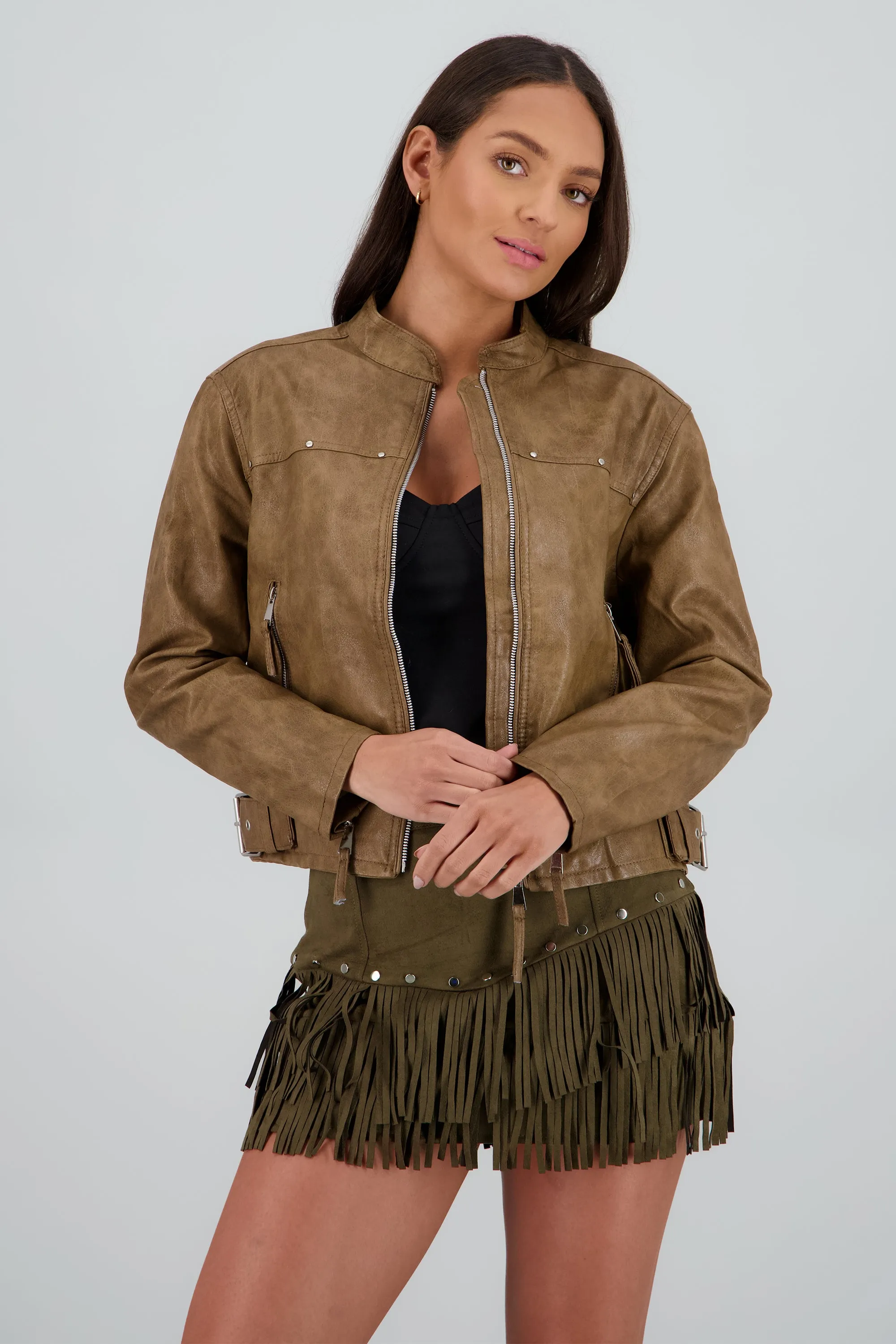 Chamarra efecto piel con bolsas sold by Shasa