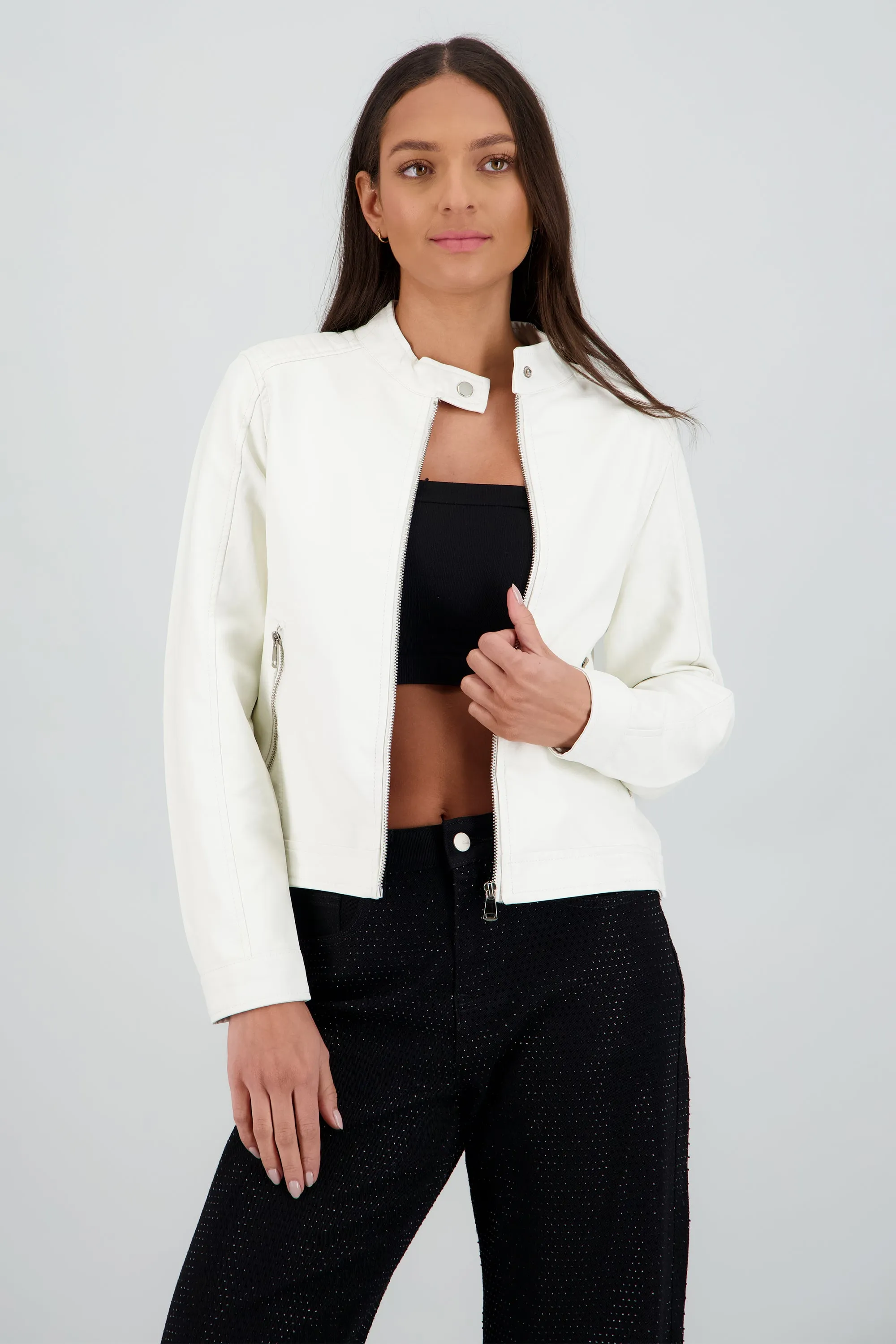 Chamarra corta efecto piel sold by Shasa