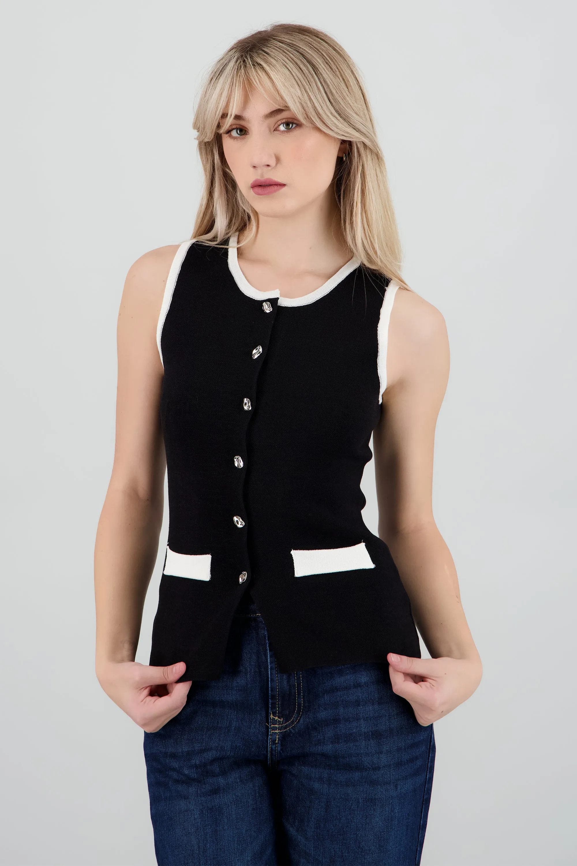 Chaleco con botones contraste sold by Shasa