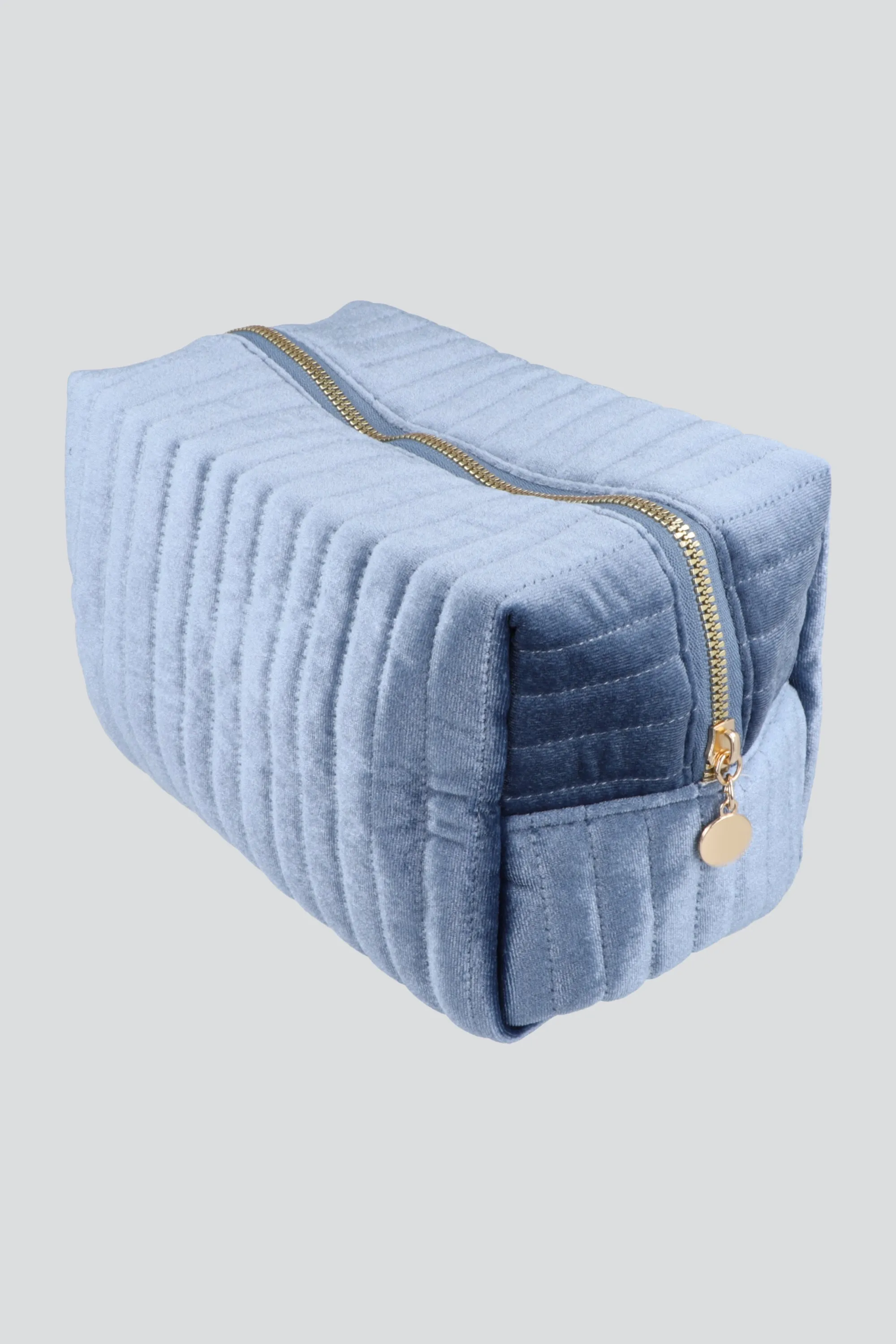 Cosmetiquera velvet sold by Shasa