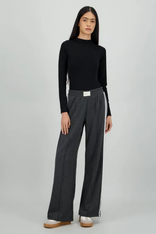 Pantalon liso rayas costado sold by Shasa