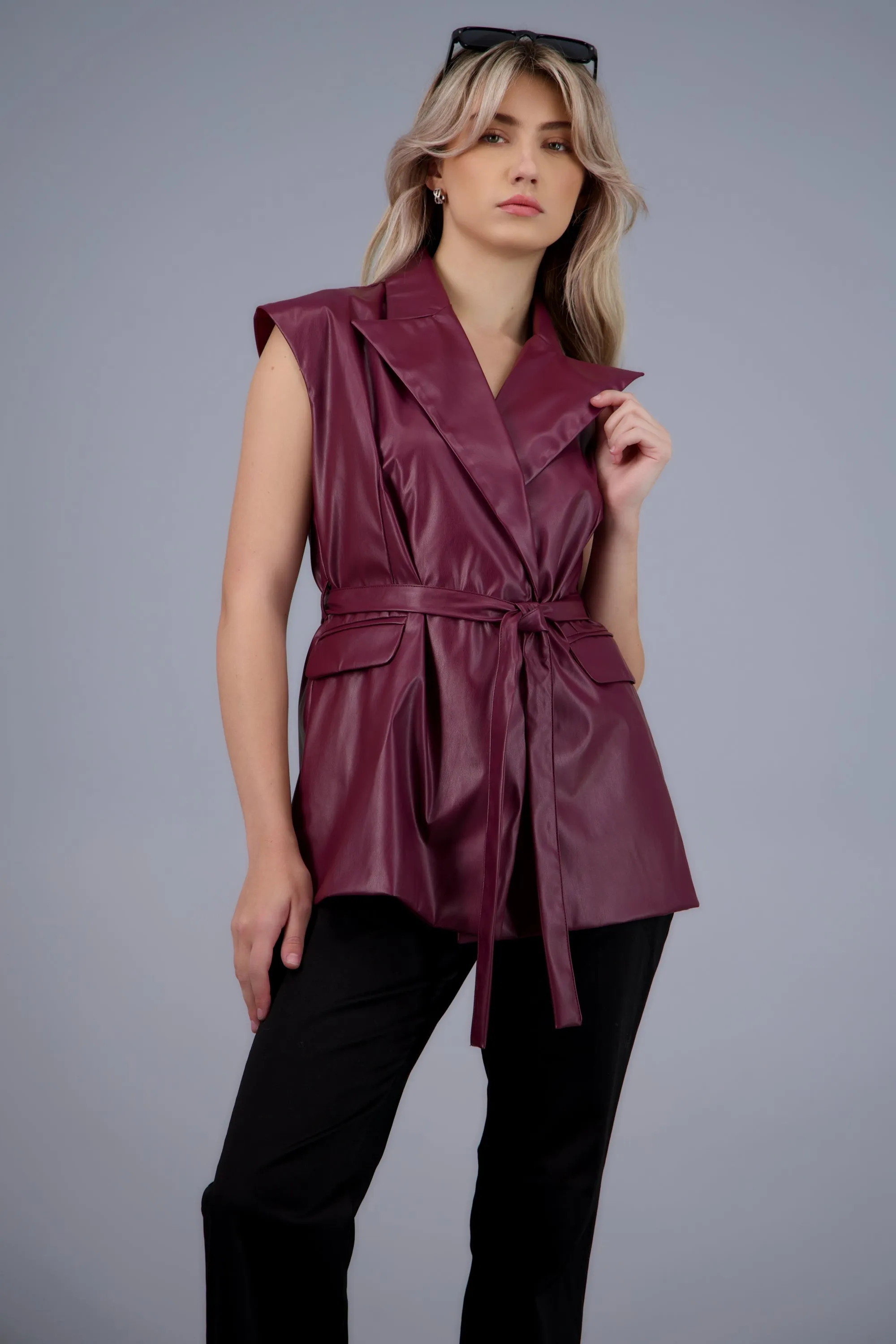 chaleco pu detalle cinturón sold by Shasa