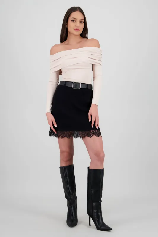 Falda mini detalle encaje con cinturon sold by Shasa