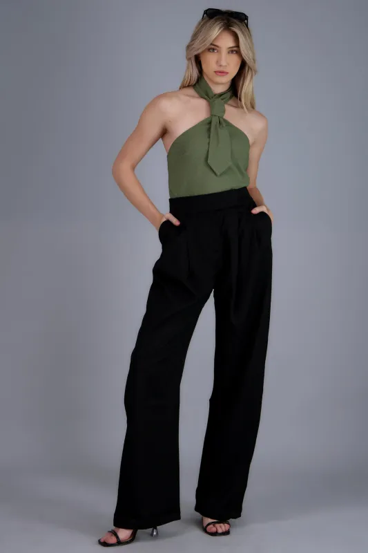 Pantalon liso con pinzas sold by Shasa