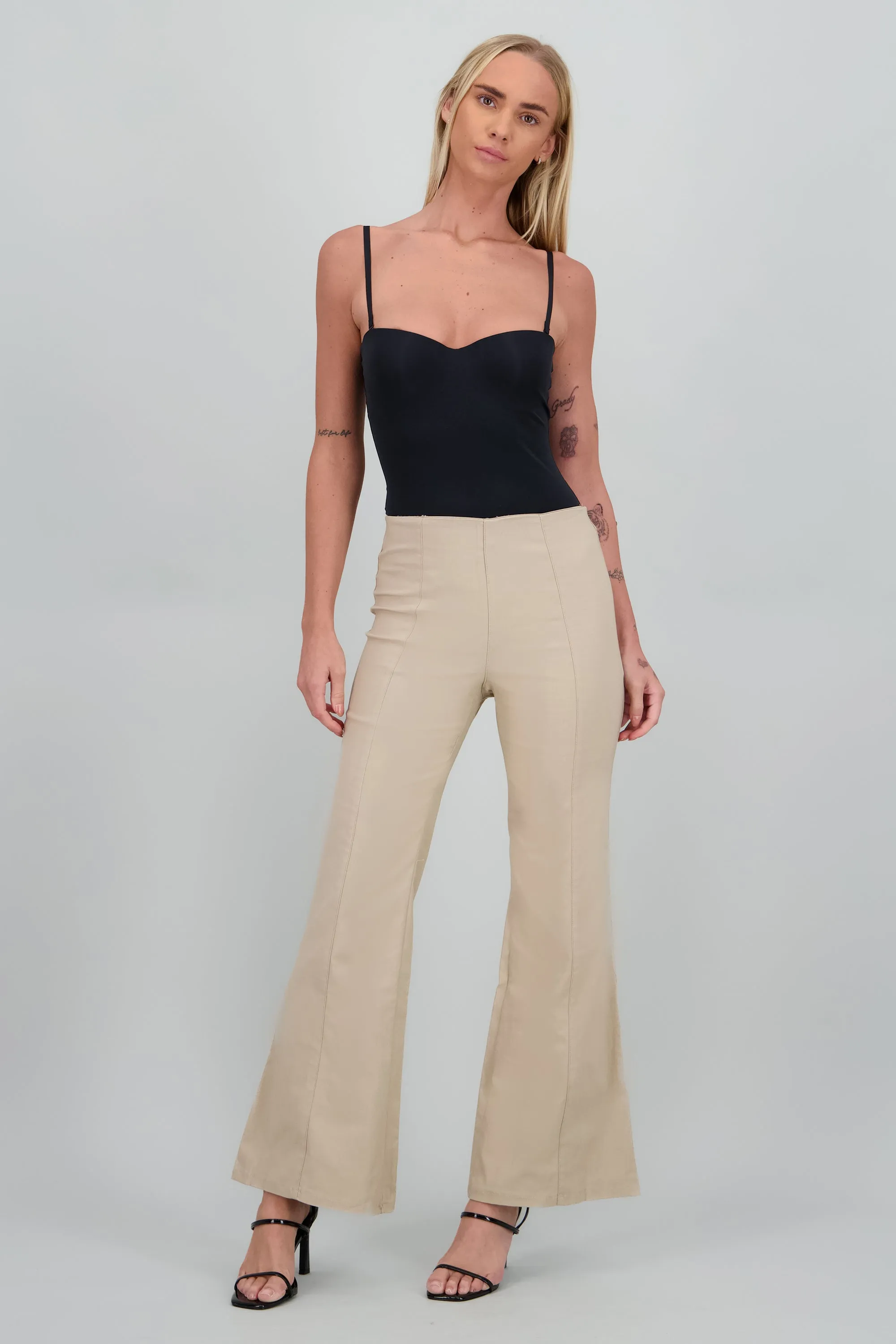 pantalon flare fit sold by Shasa