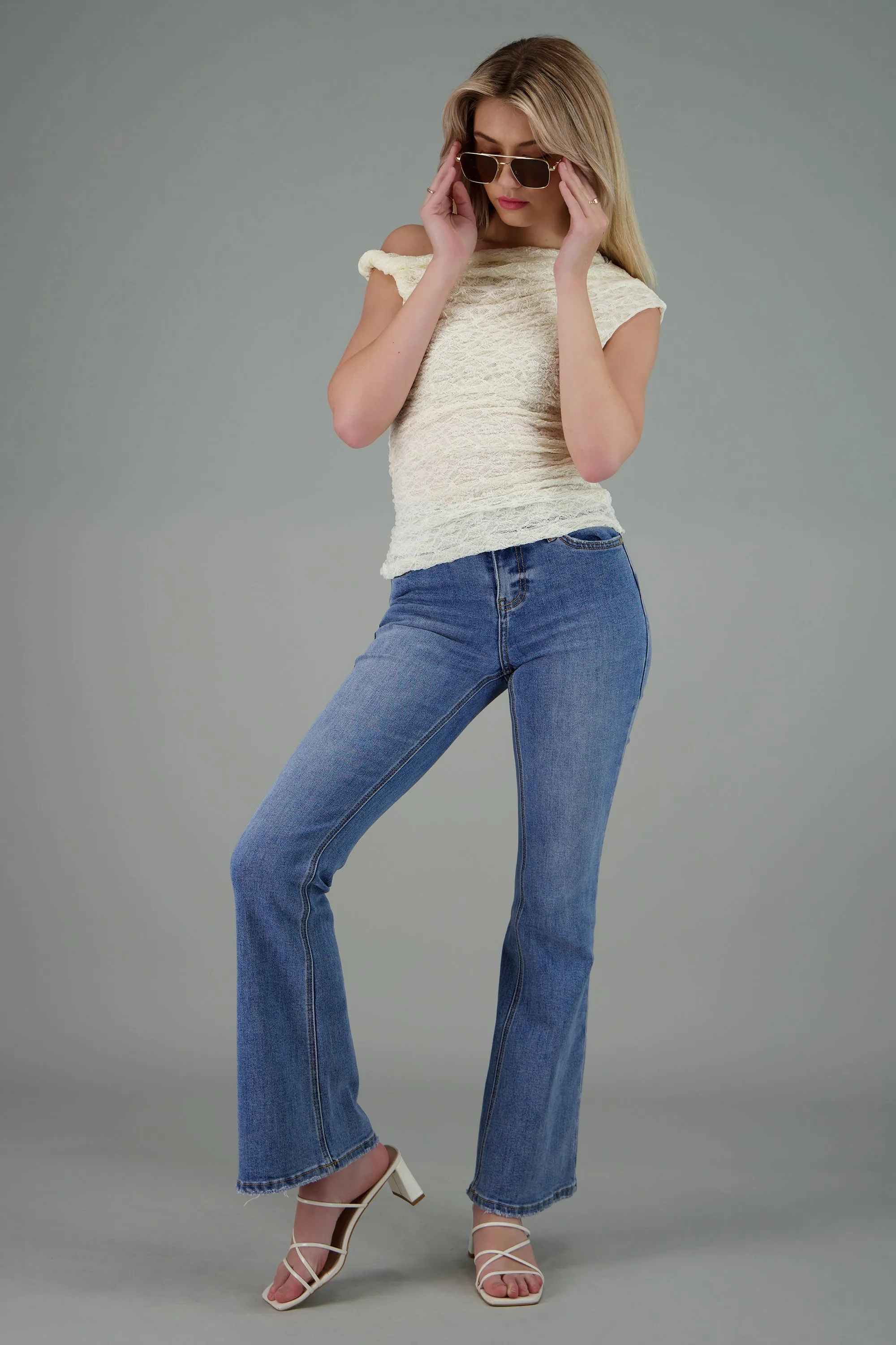 Top con detalle en el hombro de encaje texturizado sold by Shasa product image thumbnail 2