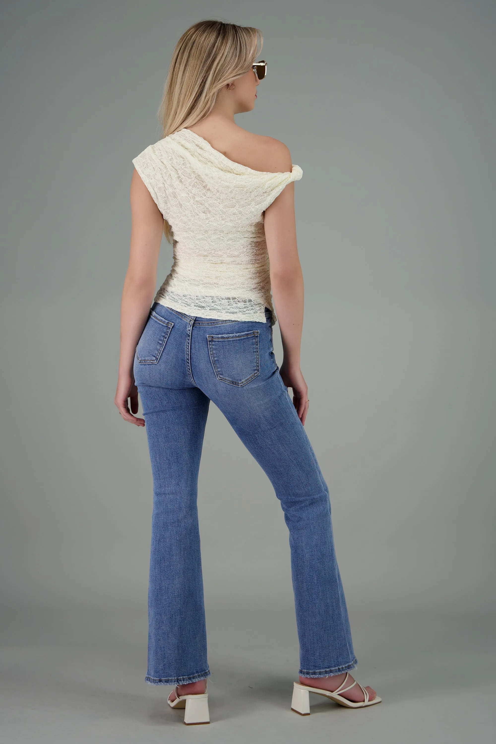 Top con detalle en el hombro de encaje texturizado sold by Shasa product image thumbnail 4