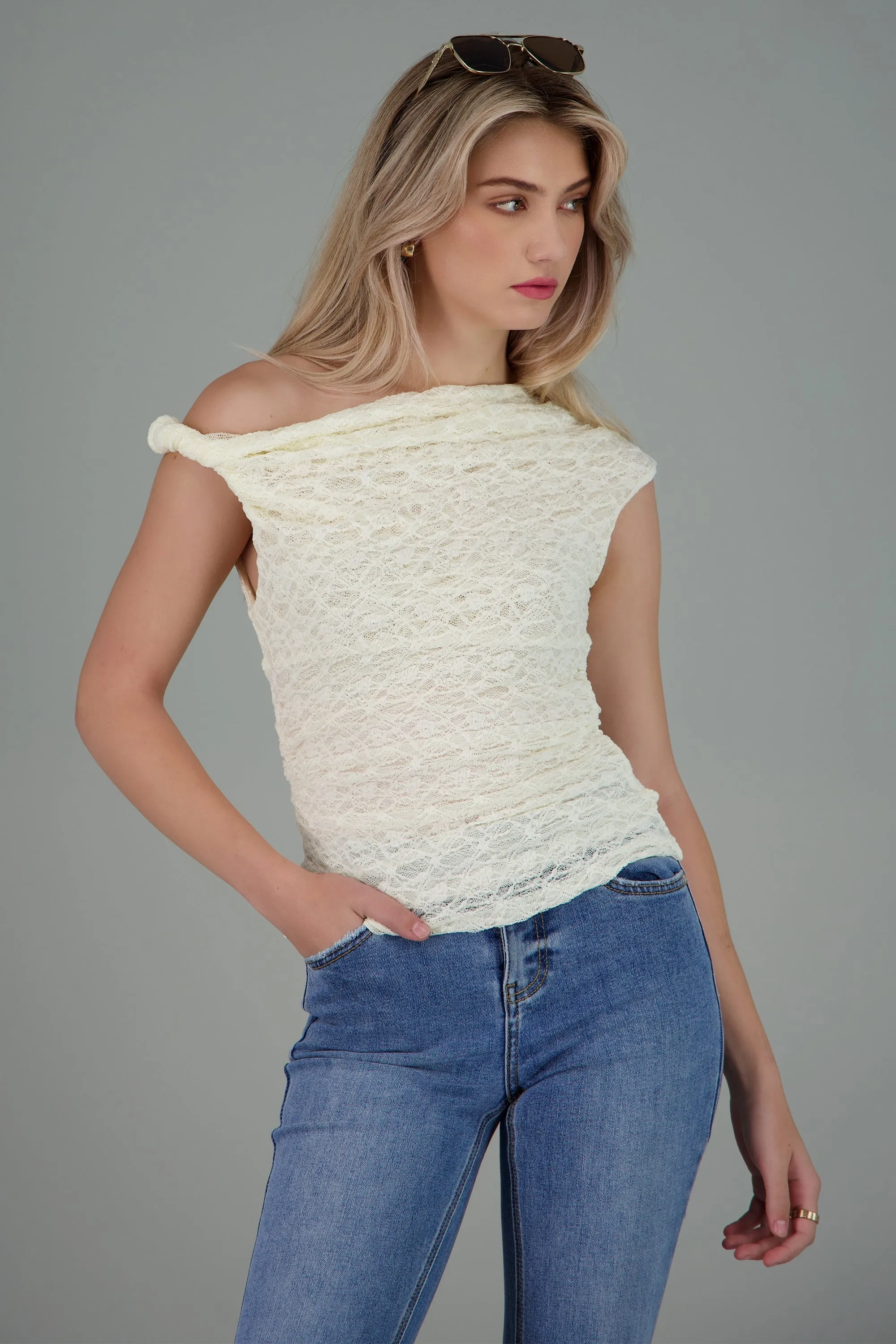 Top con detalle en el hombro de encaje texturizado sold by Shasa