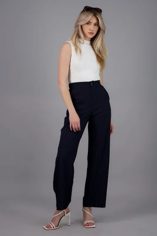 Pantalon de rayas recto con bolsas sold by Shasa