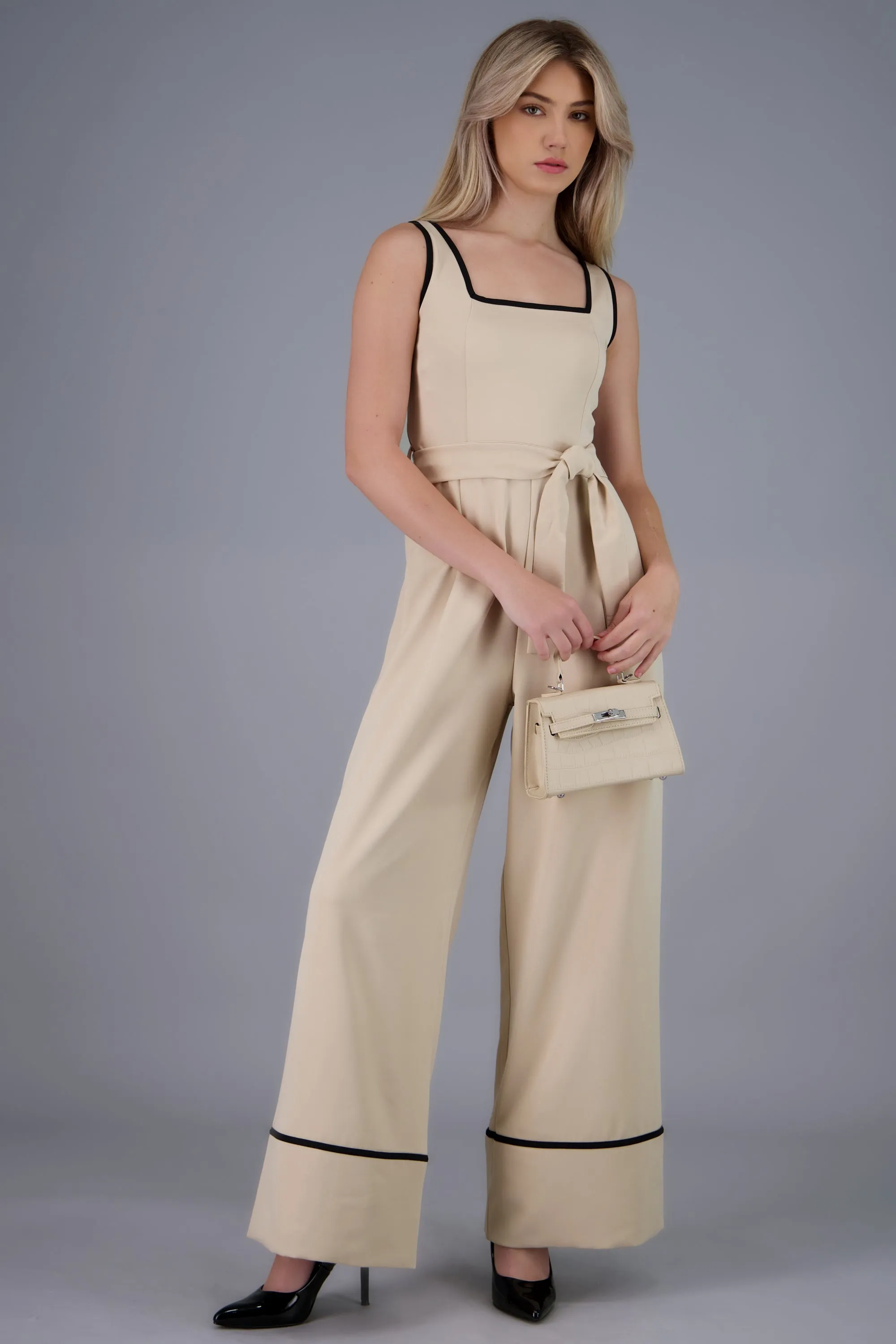 Jumpsuit escote cuadrado detalle contraste sold by Shasa