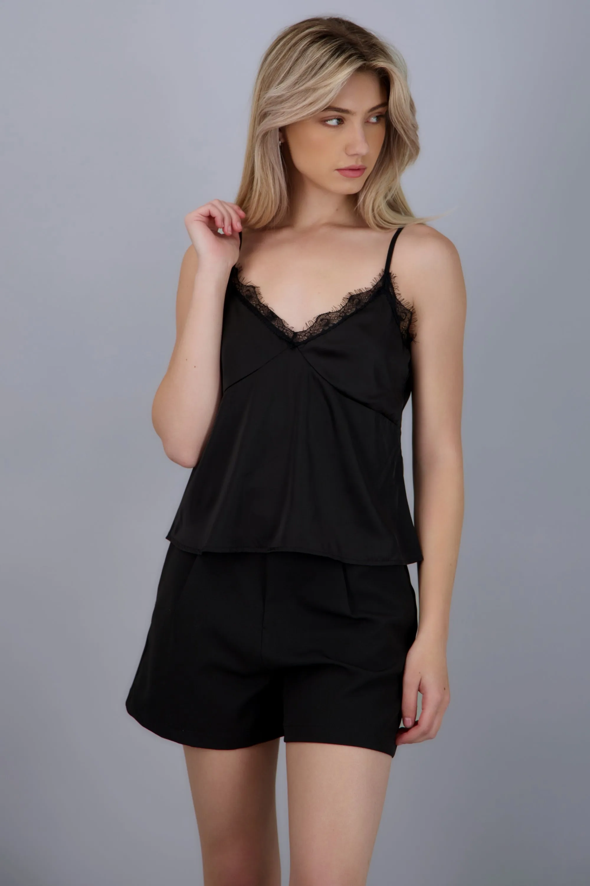 top escote v detalle encaje sold by Shasa