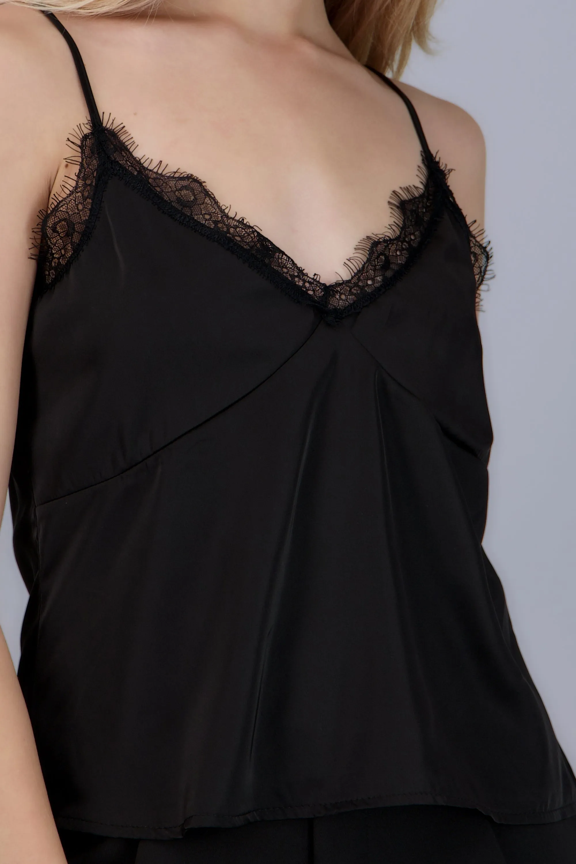 top escote v detalle encaje sold by Shasa product image thumbnail 5