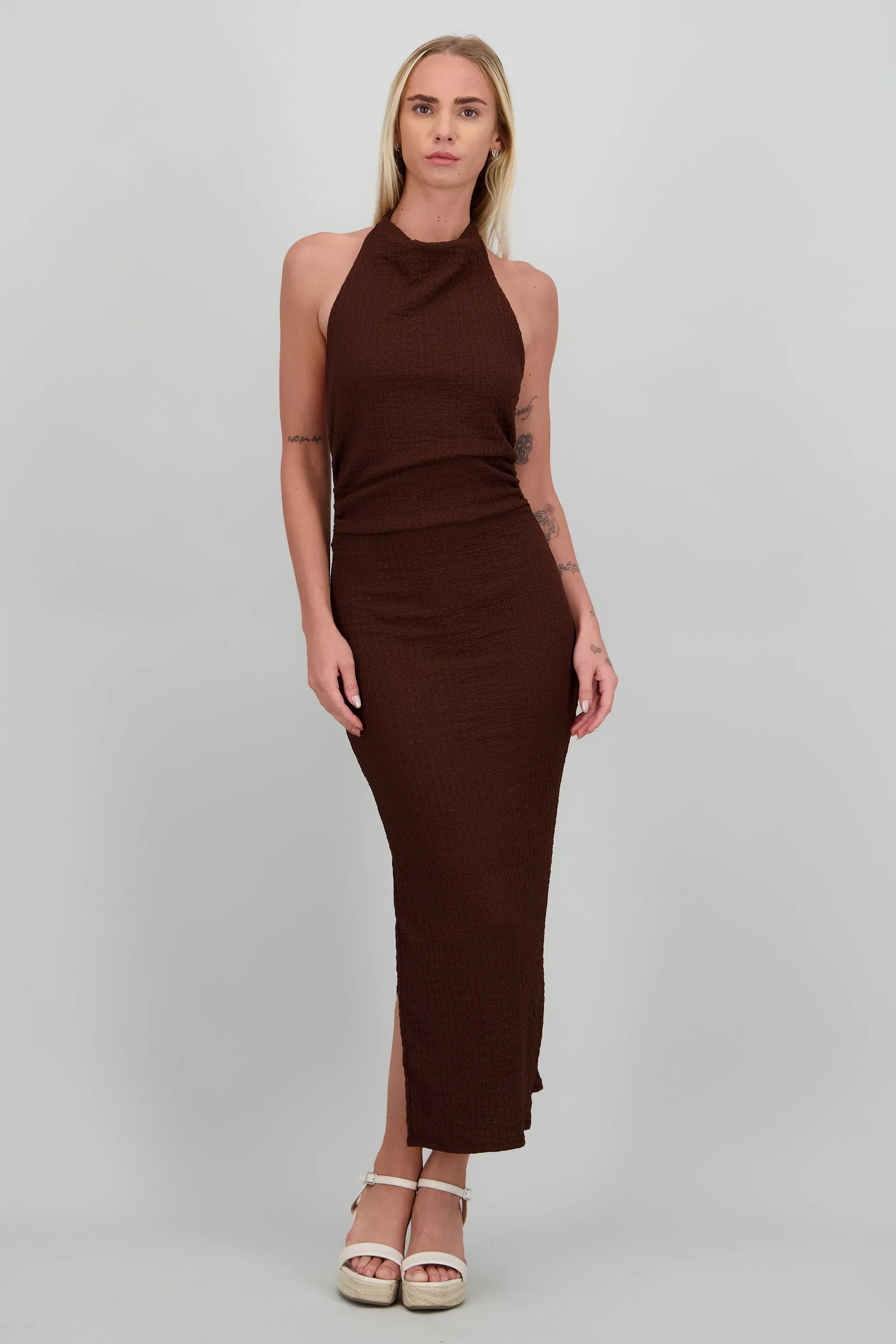 Vestido maxi halter con textura sold by Shasa