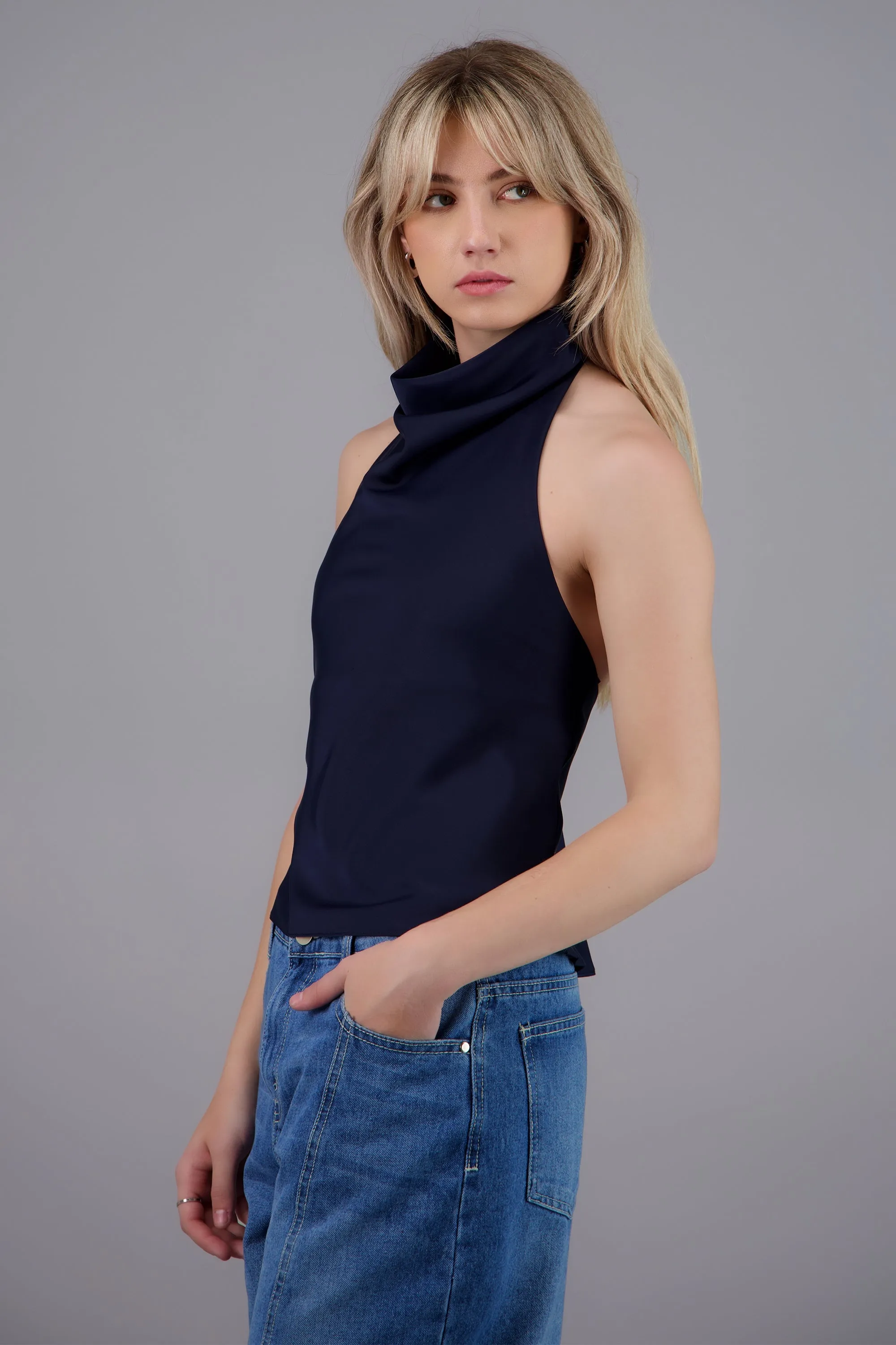 Top halter de cuello cascada satinado sold by Shasa