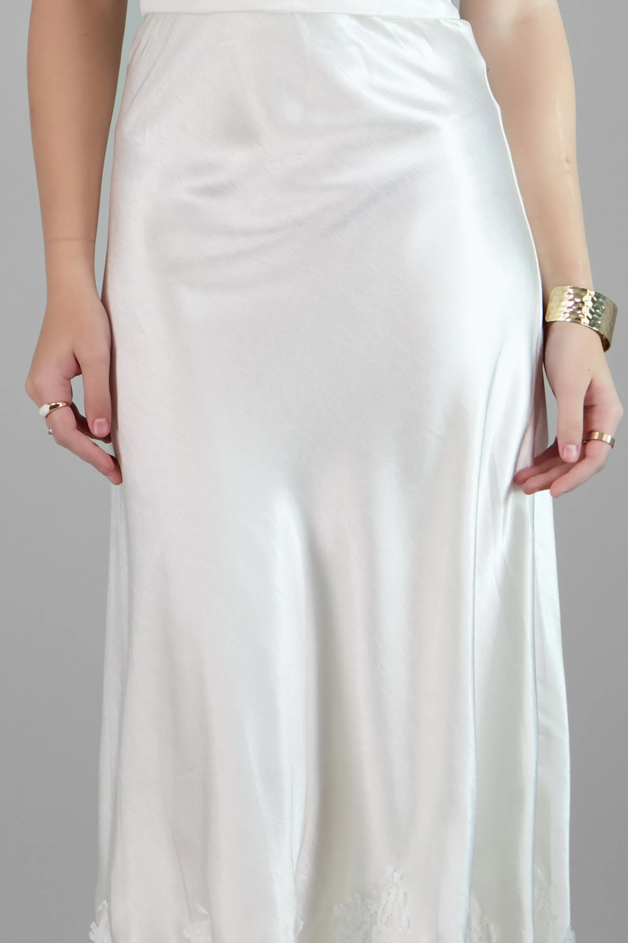 Falda satinada con detalle de encaje sold by Shasa product image thumbnail 5